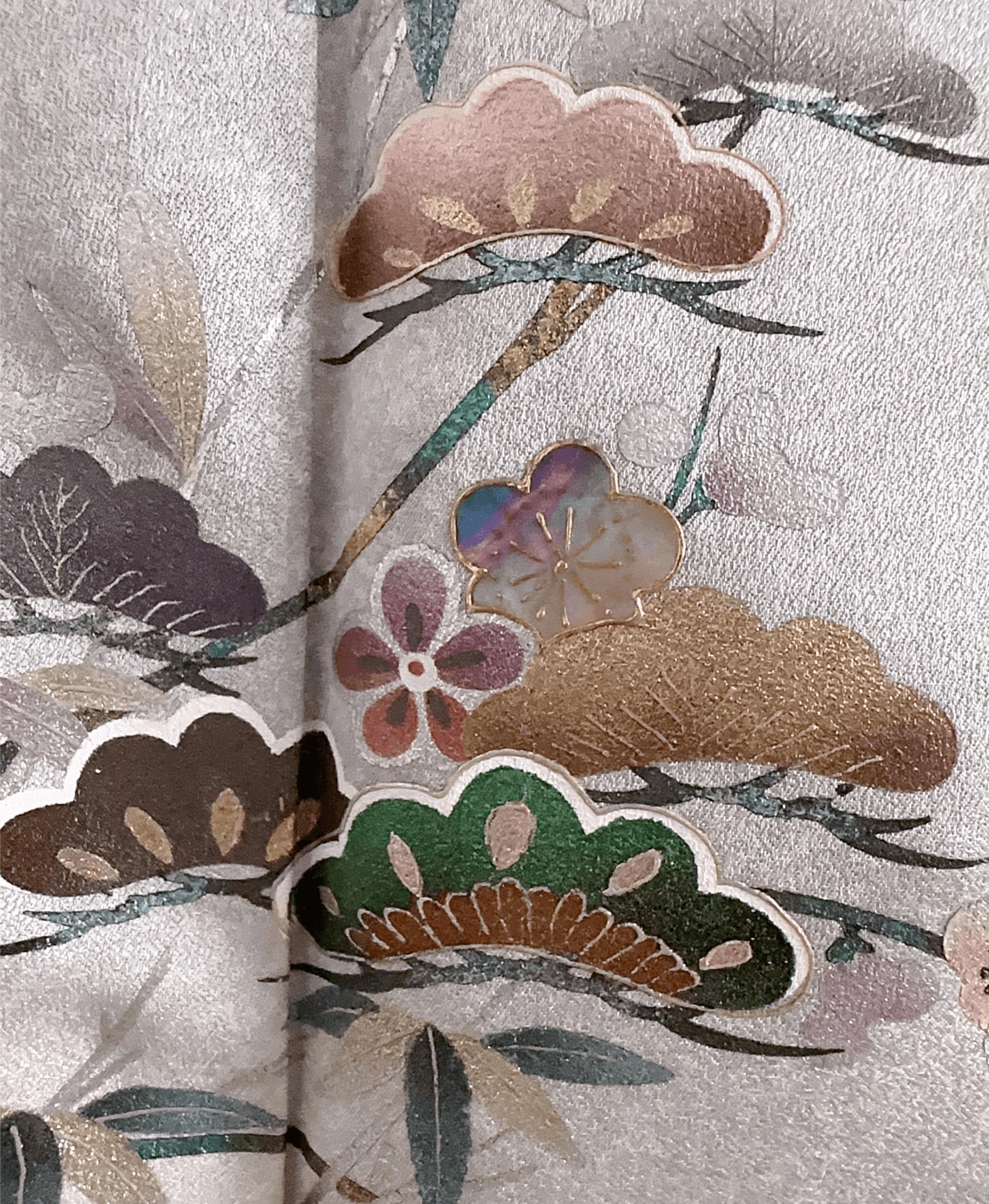 白梅鼠 灰系 暈し染め 螺鈿 松 竹 梅 吉祥花草 訪問着レンタル - 画像 6