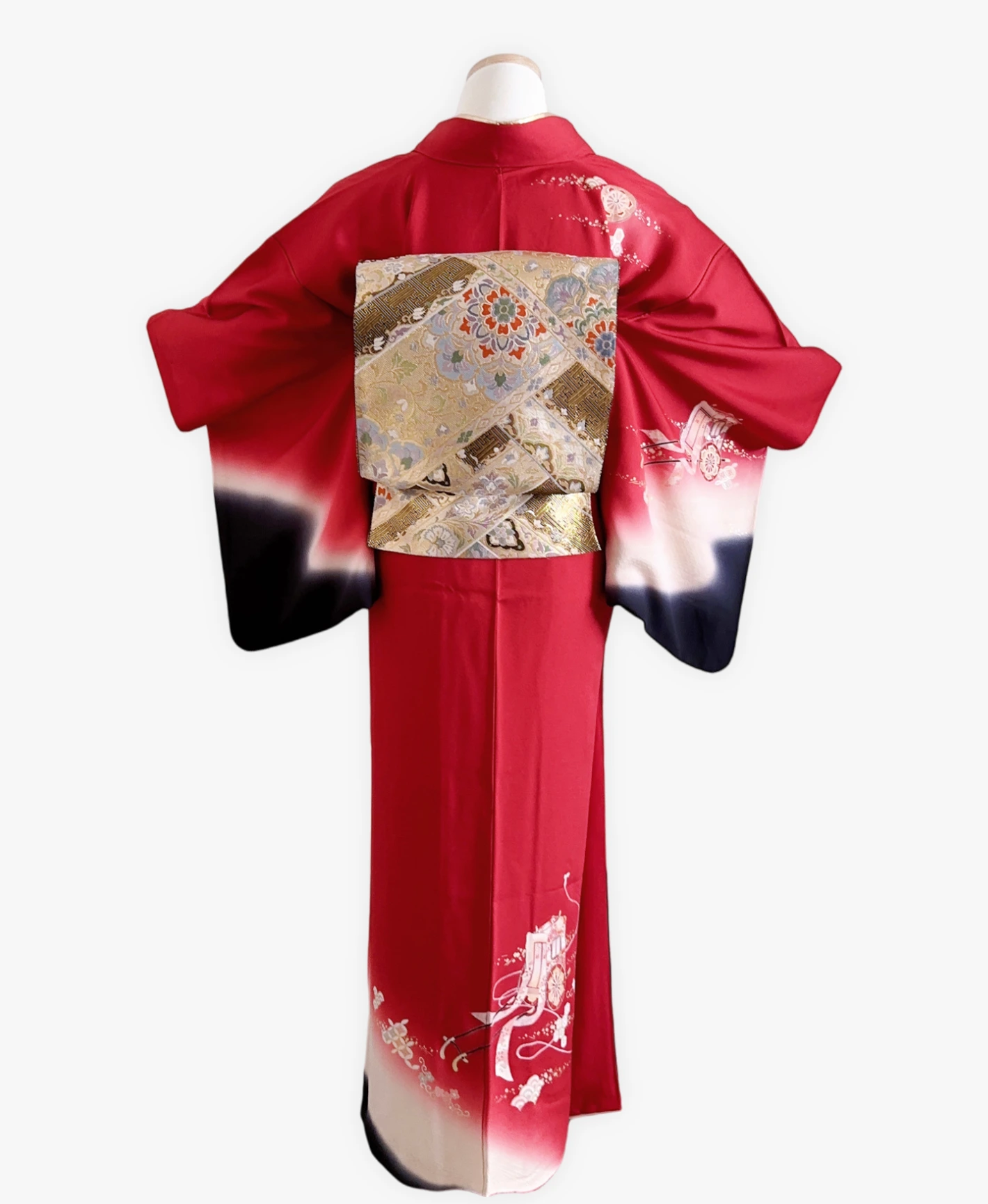 朱緋 赤系 暈し染め 駒刺繍 金彩 御所車 七宝 訪問着レンタル - 画像 2