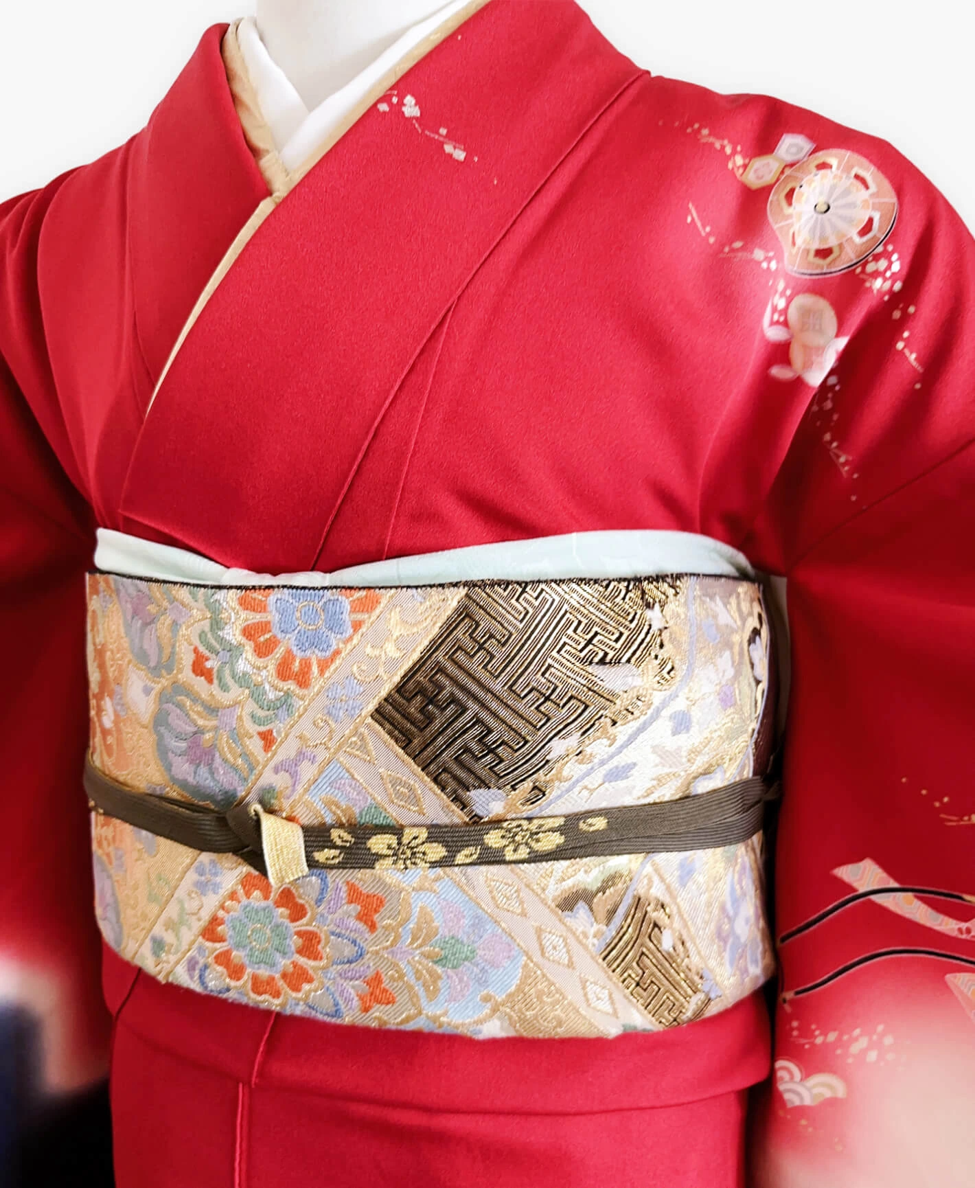 朱緋 赤系 暈し染め 駒刺繍 金彩 御所車 七宝 訪問着レンタル - 画像 3