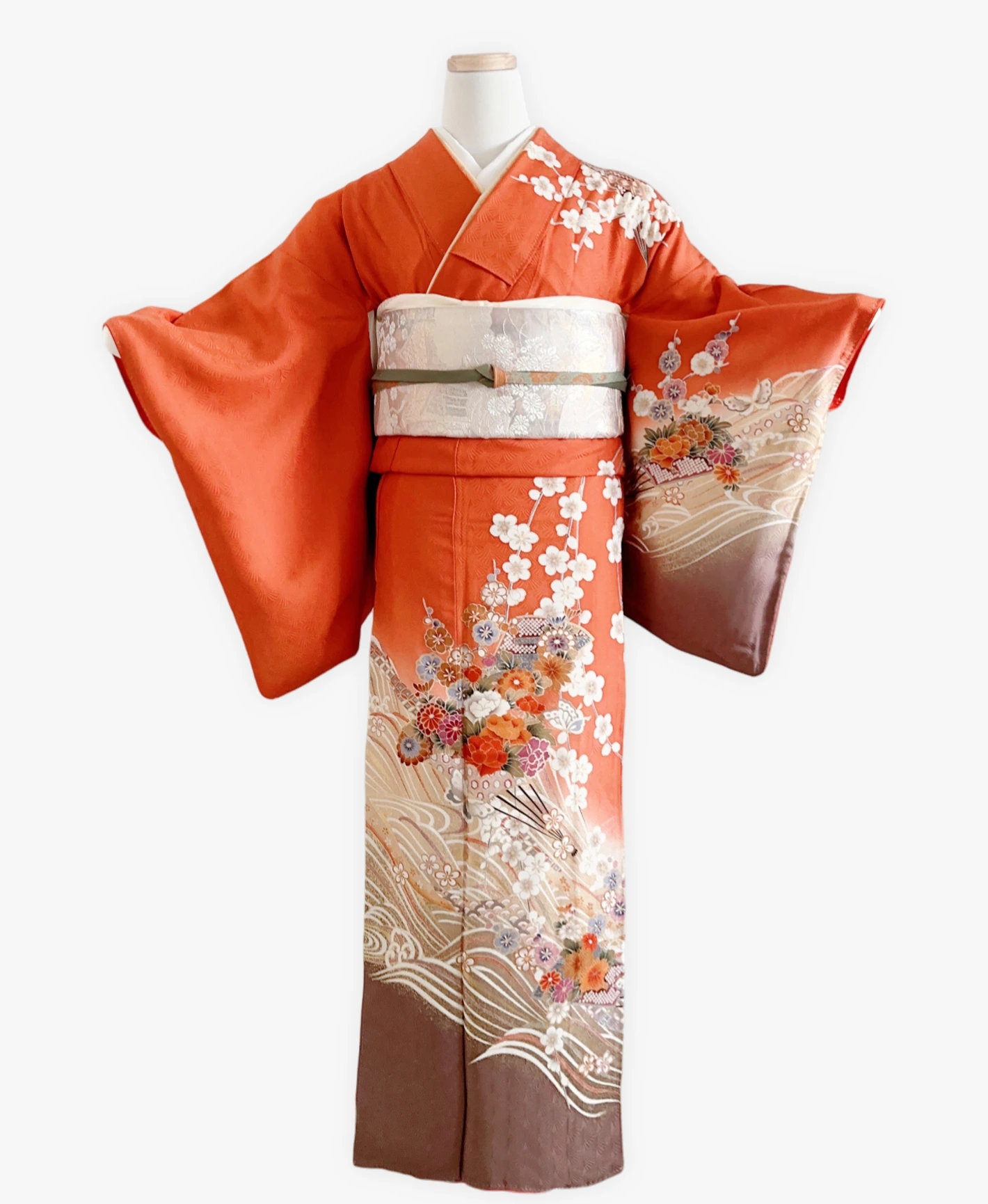 照柿 橙系 暈し染め 駒刺繍 金彩 枝梅 花束 流水 蝶 訪問着レンタル - 画像 1