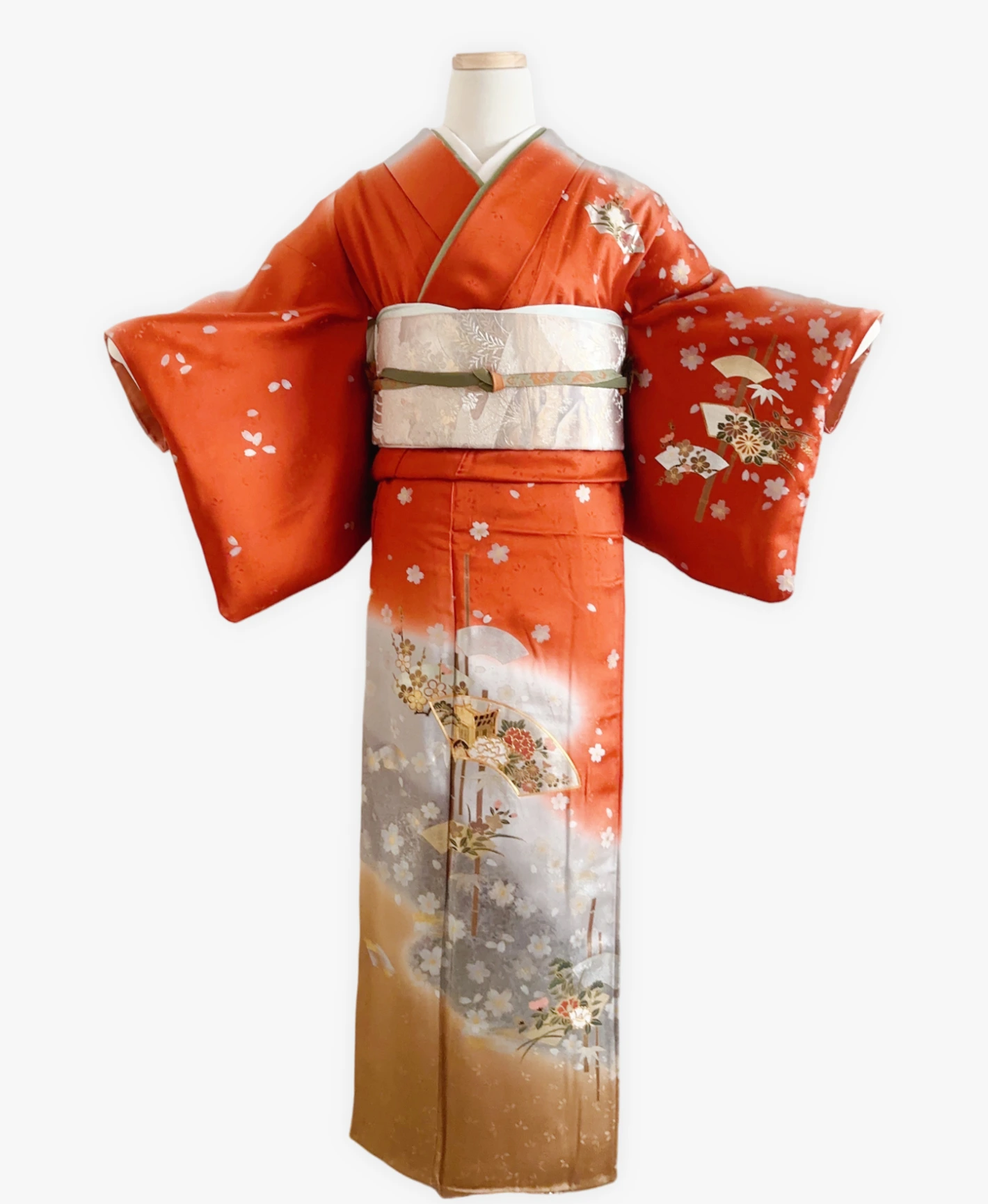 赤橙 橙系 暈し染め 駒刺繍 金彩 牡丹 竹 御所車 訪問着レンタル - 画像 1