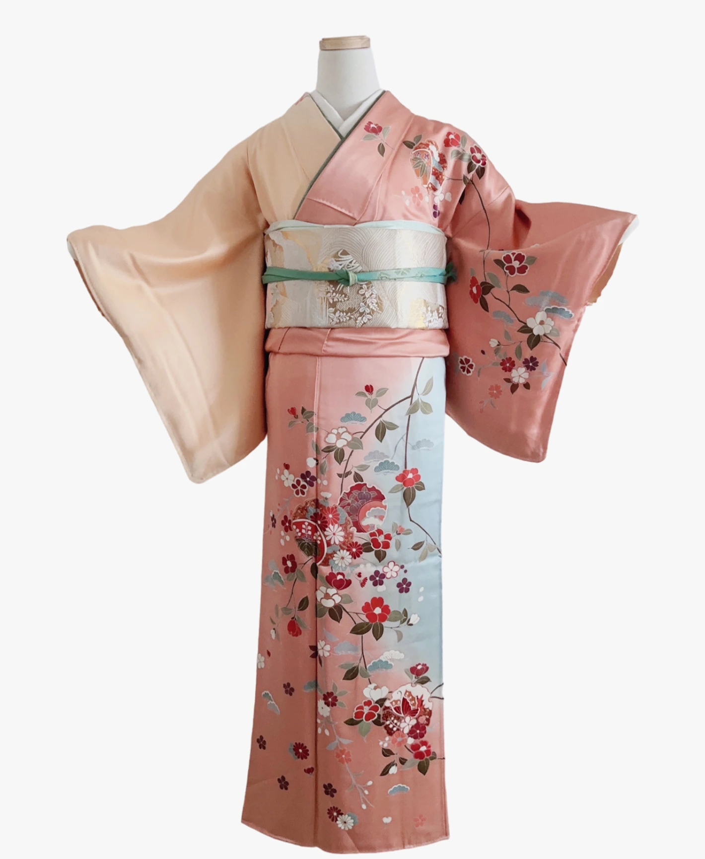 東雲色 ピンク系 暈し染め 駒刺繍 金彩 蝶 椿 花草 訪問着レンタル - 画像 1