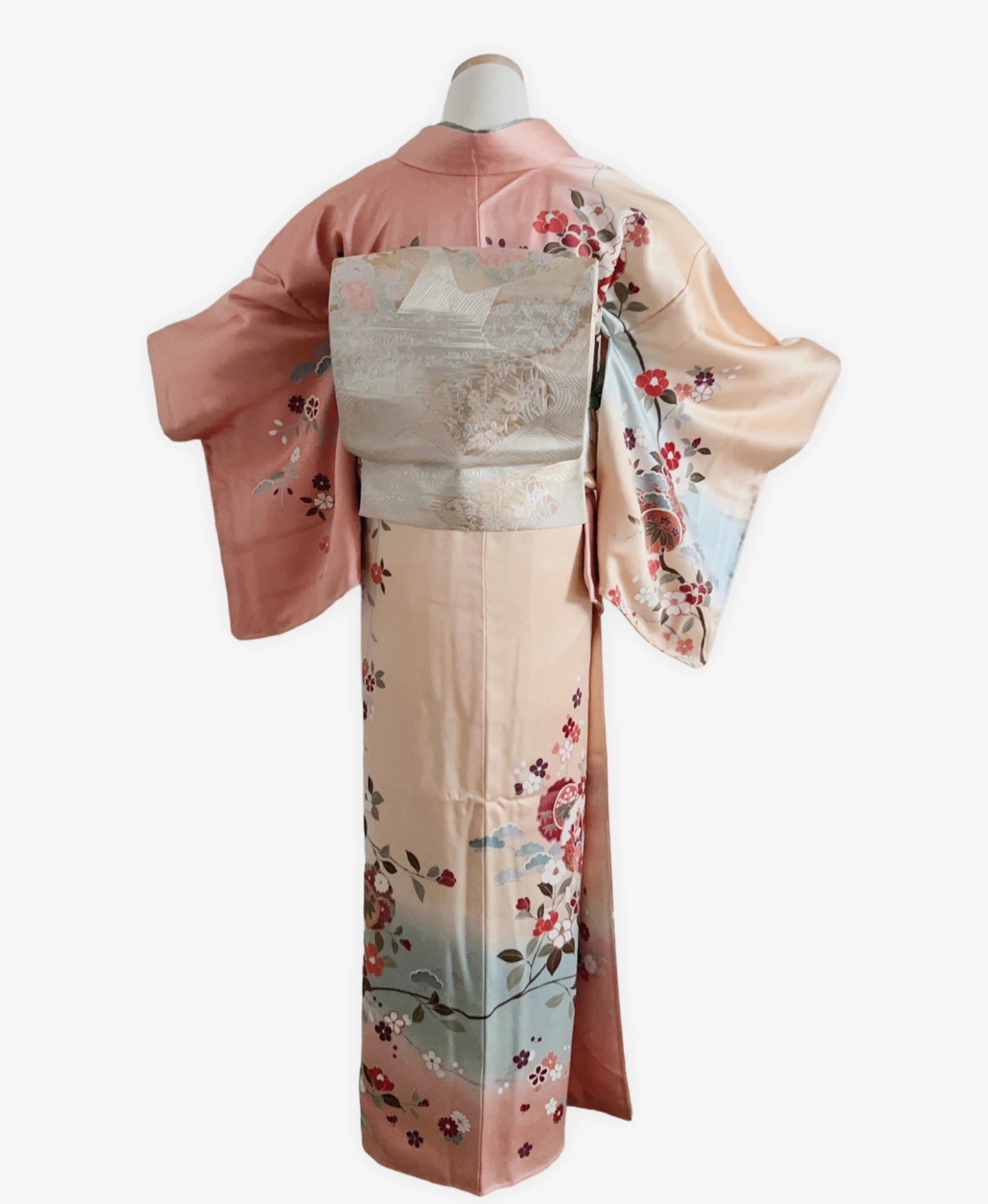 東雲色 ピンク系 暈し染め 駒刺繍 金彩 蝶 椿 花草 訪問着レンタル - 画像 2