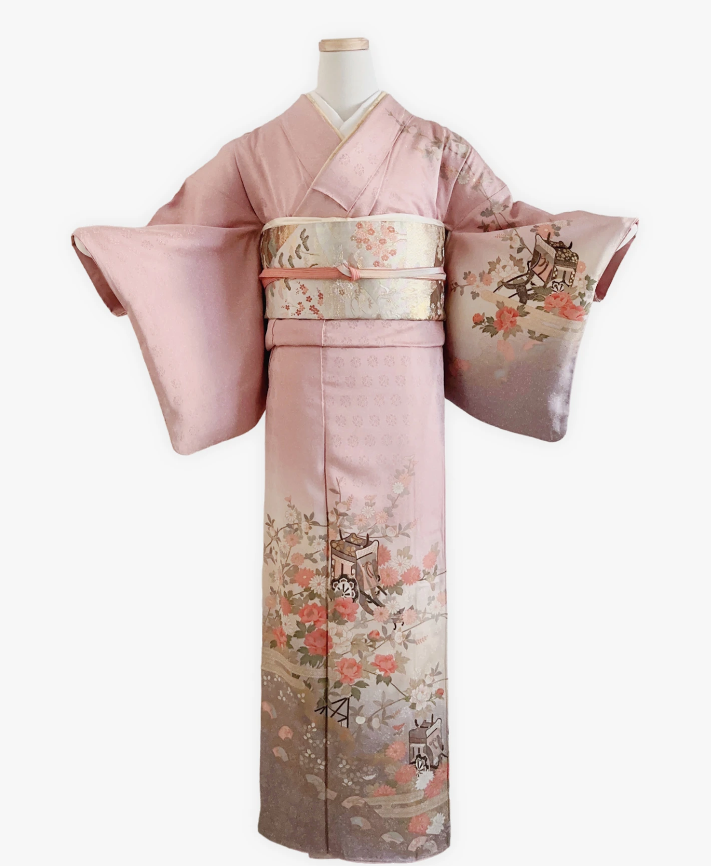 灰桜 ピンク系 暈し染め 駒刺繍 金彩 御所車 花草 訪問着レンタル - 画像 1