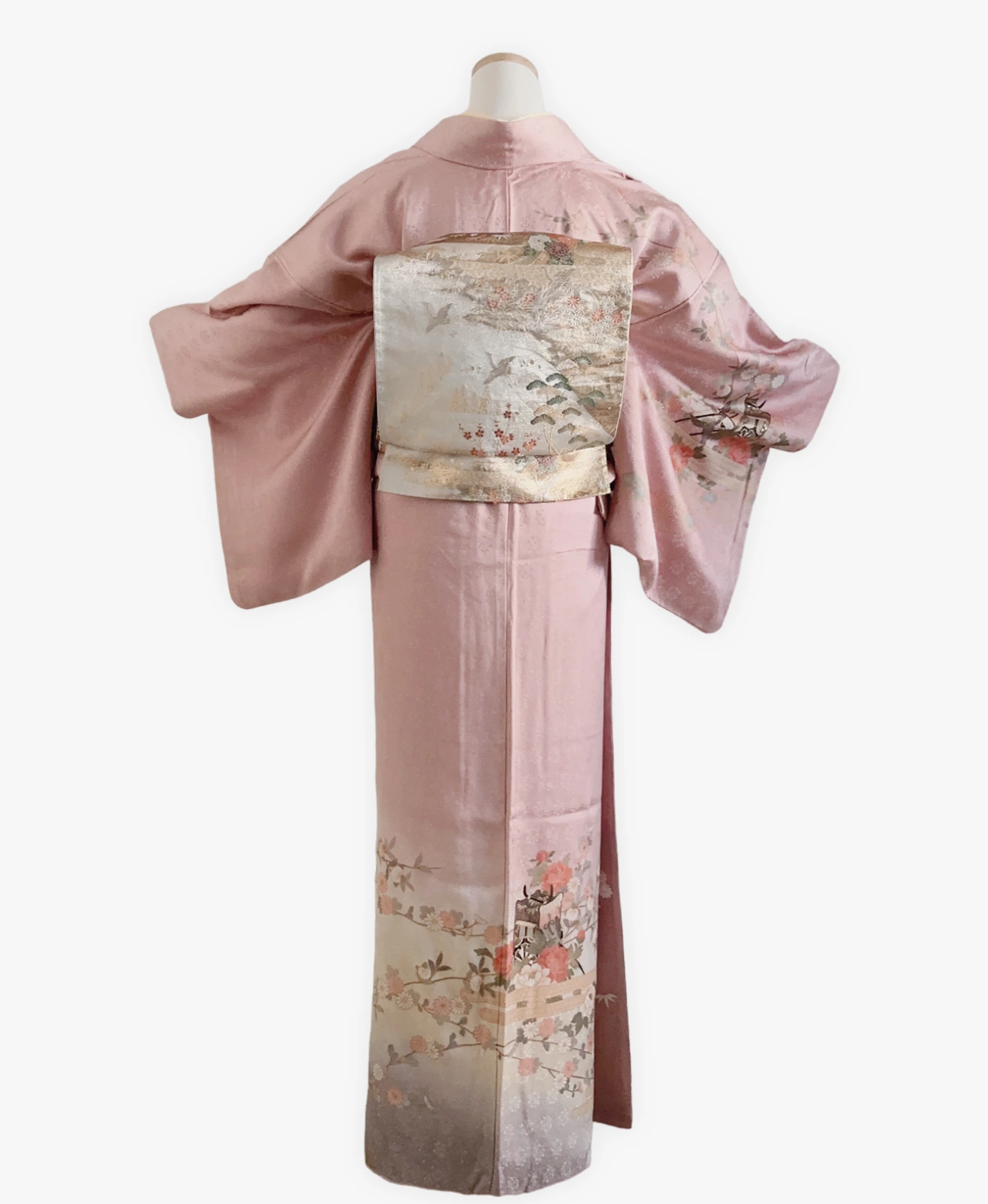 灰桜 ピンク系 暈し染め 駒刺繍 金彩 御所車 花草 訪問着レンタル - 画像 2