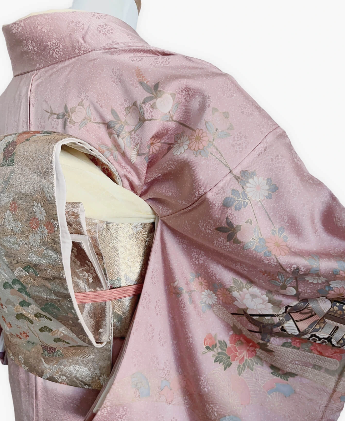灰桜 ピンク系 暈し染め 駒刺繍 金彩 御所車 花草 訪問着レンタル - 画像 4