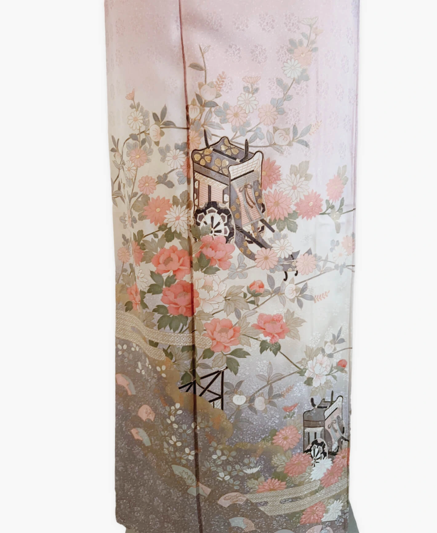 灰桜 ピンク系 暈し染め 駒刺繍 金彩 御所車 花草 訪問着レンタル - 画像 5