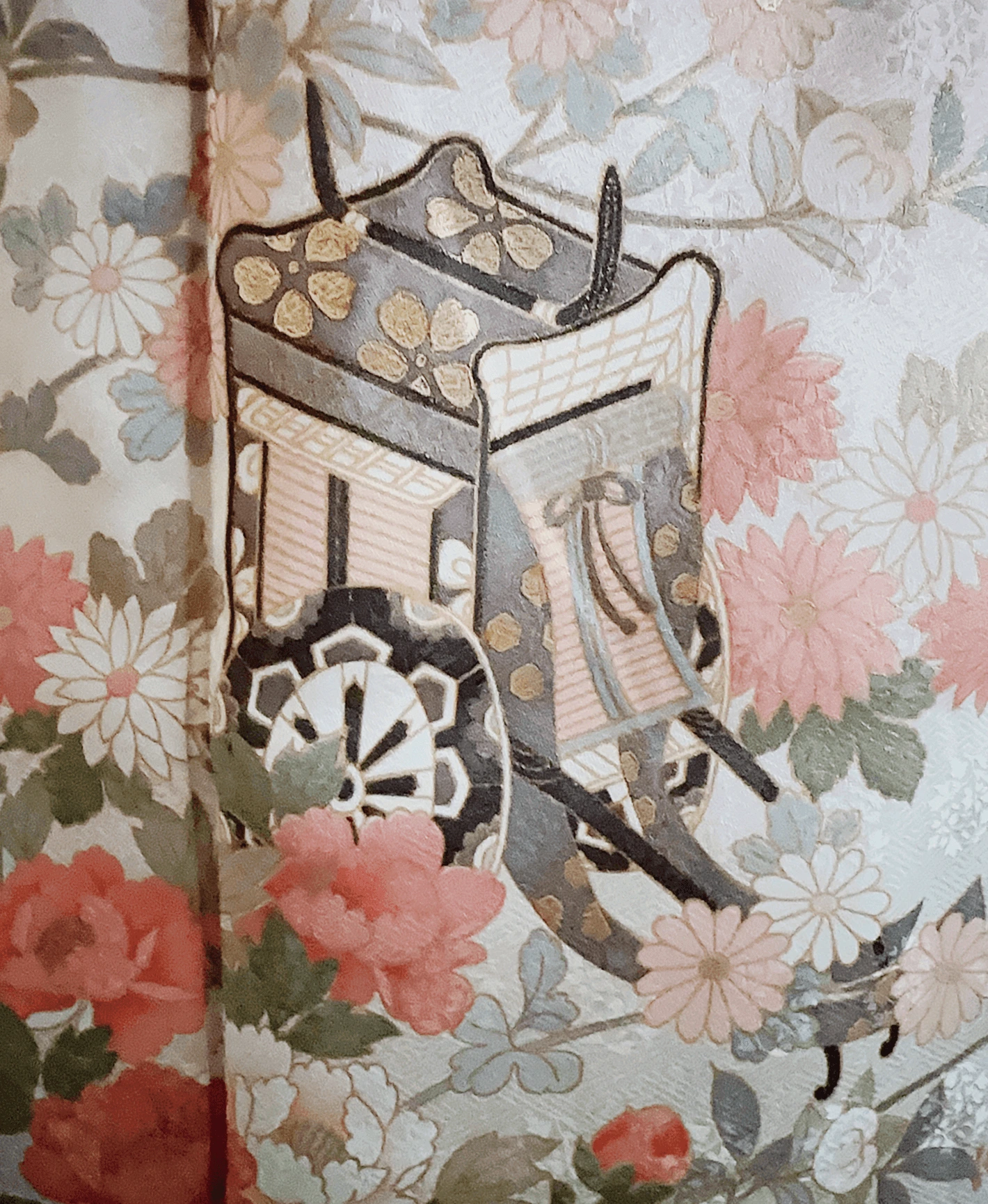 灰桜 ピンク系 暈し染め 駒刺繍 金彩 御所車 花草 訪問着レンタル - 画像 6