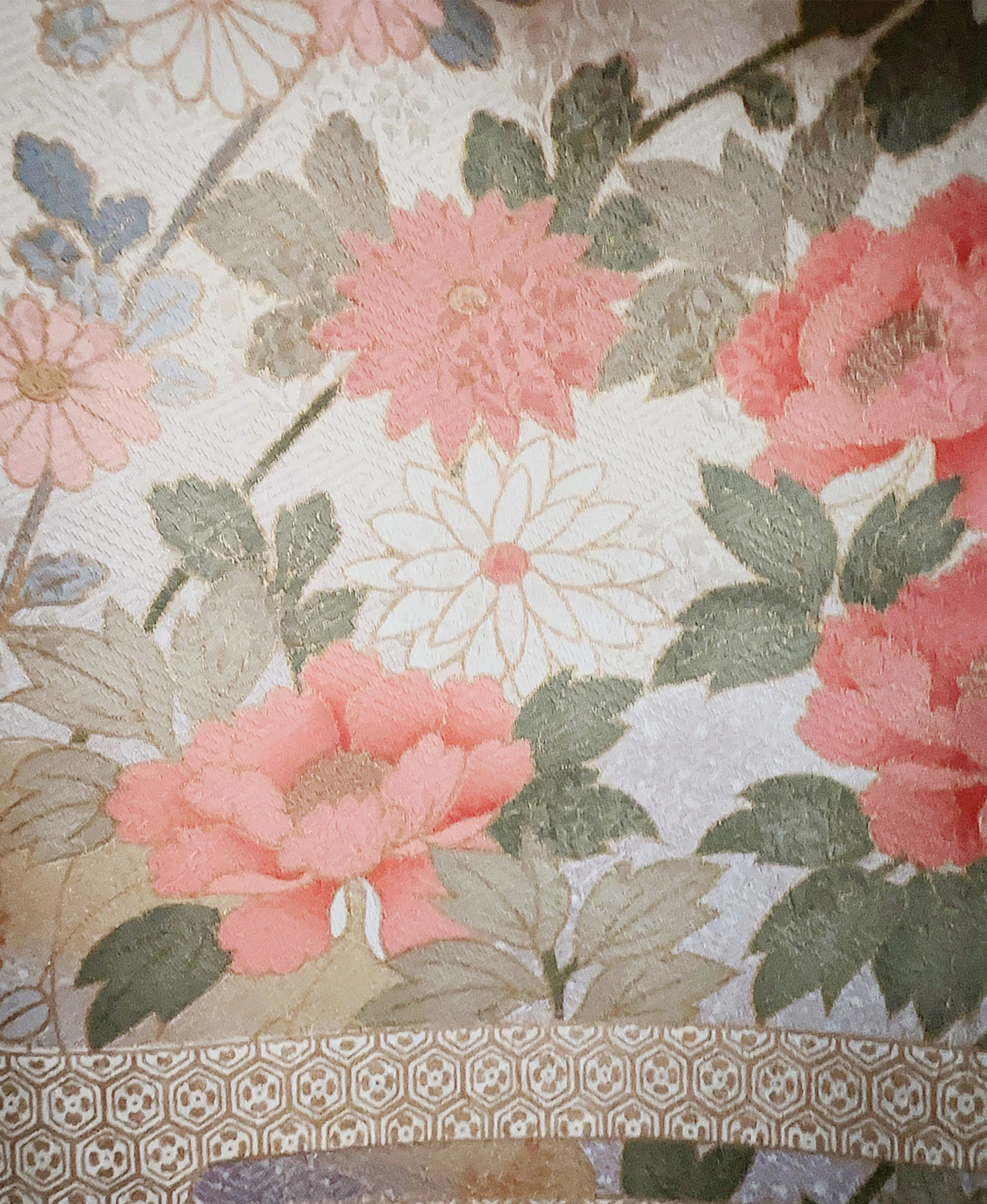 灰桜 ピンク系 暈し染め 駒刺繍 金彩 御所車 花草 訪問着レンタル - 画像 9