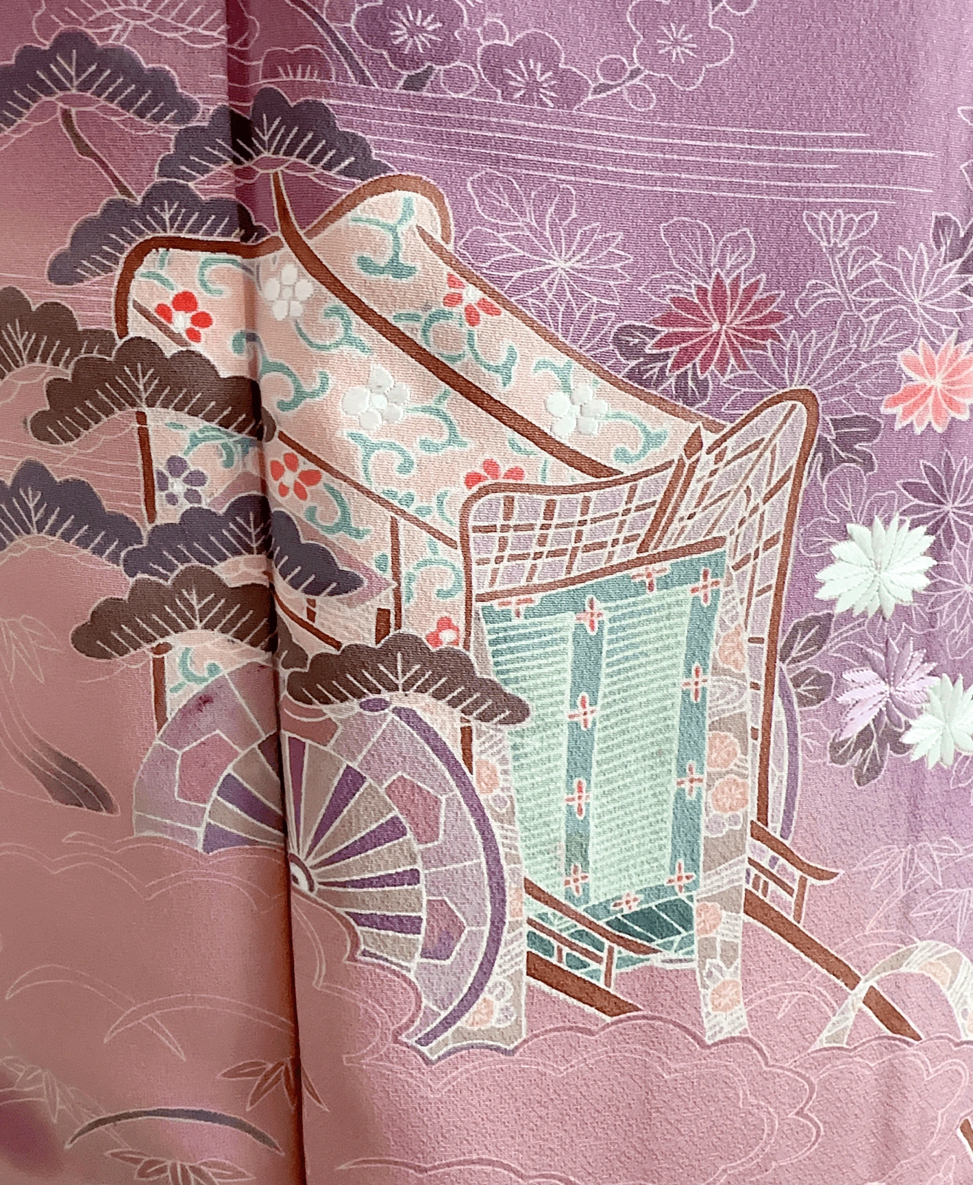 若紫 紫系 暈し染め 駒刺繍 金彩 松 菊 檜扇 御所車 訪問着レンタル - 画像 6