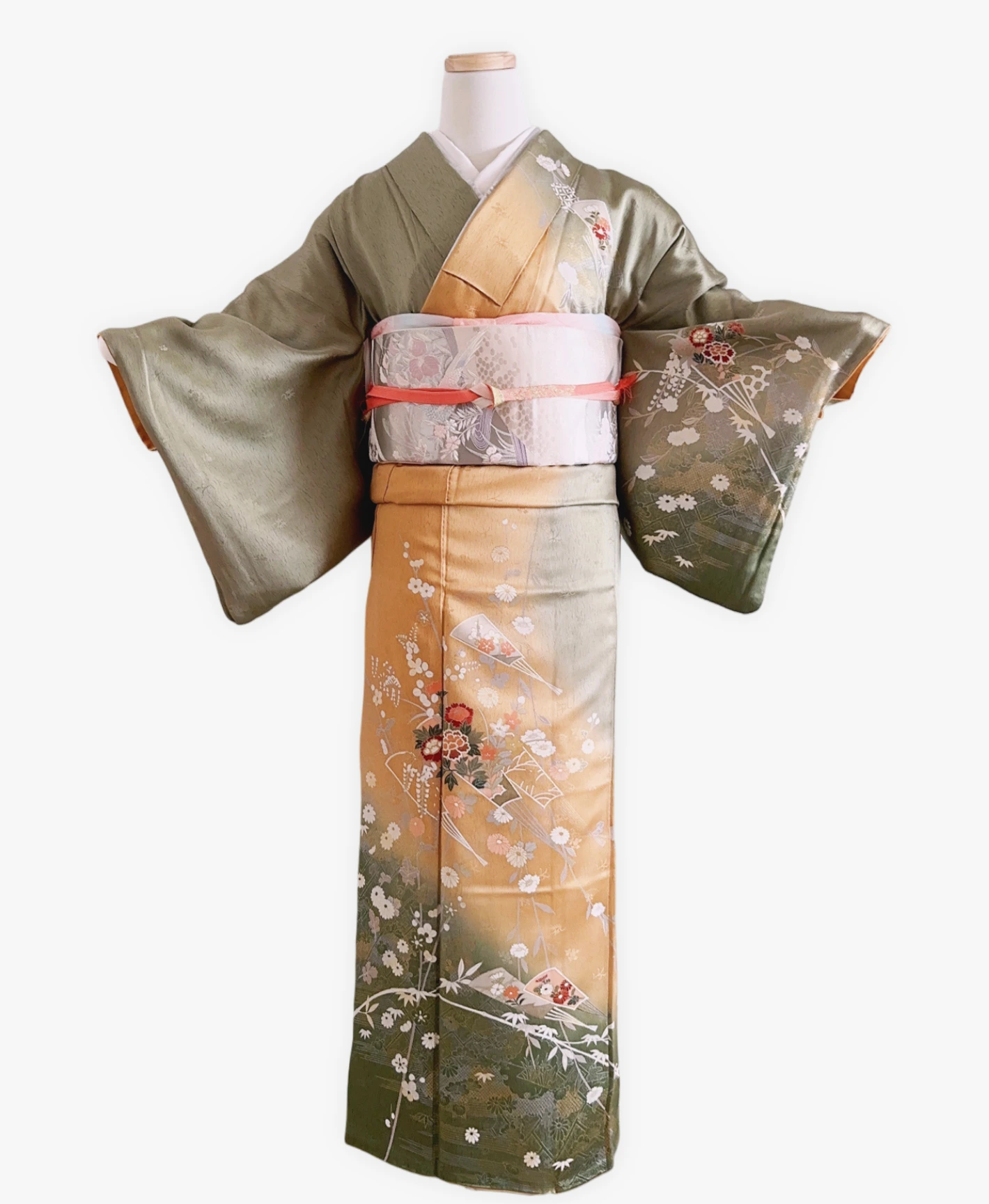 鶸茶 緑系 暈し染め 駒刺繍 金彩 扇面 牡丹 花草 訪問着レンタル - 画像 1