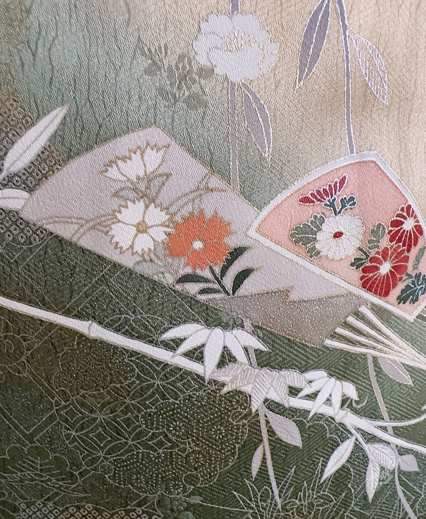鶸茶 緑系 暈し染め 駒刺繍 金彩 扇面 牡丹 花草 訪問着レンタル - 画像 7