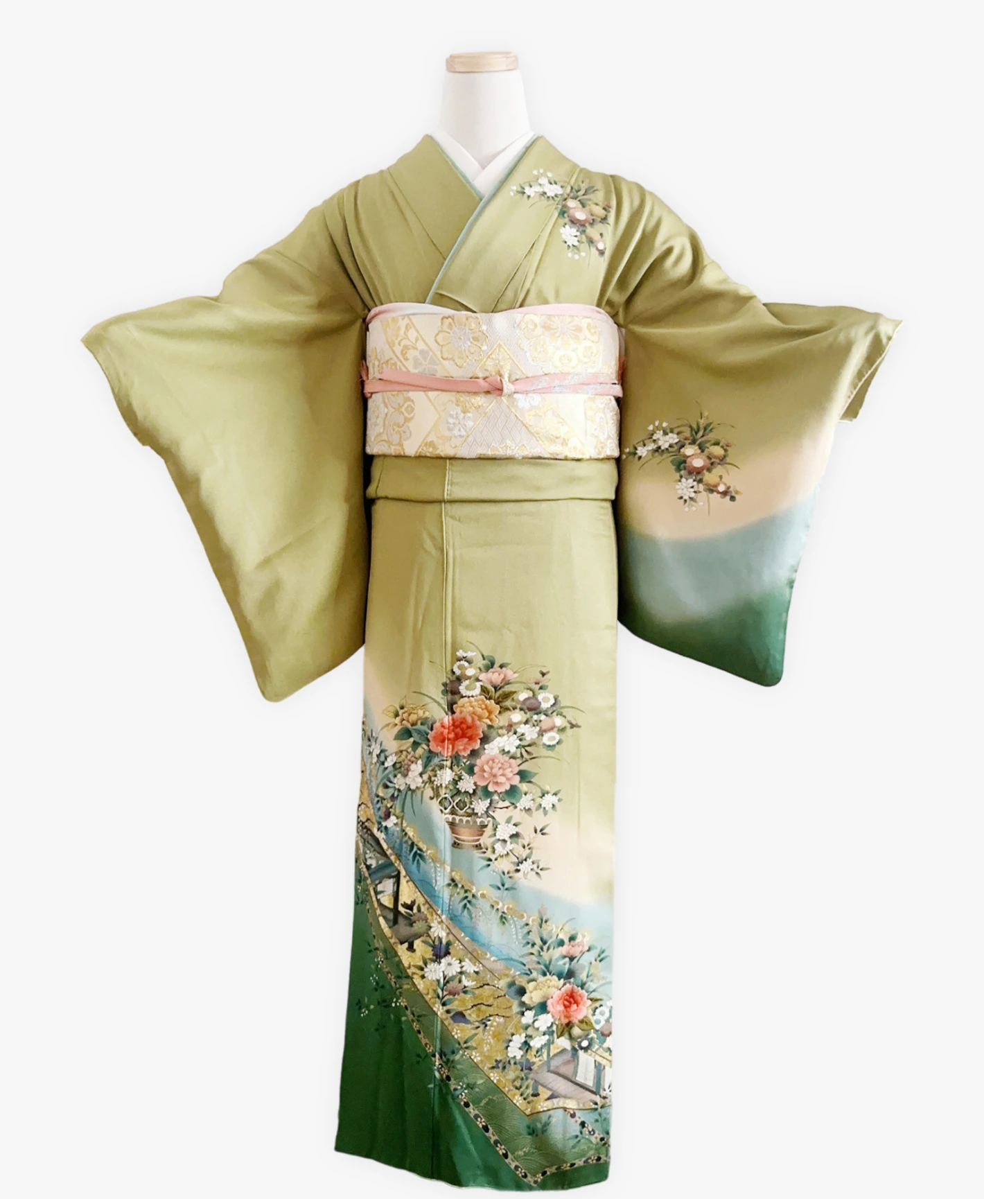 若葉色 緑系 暈し染め 駒刺繍 金彩 牡丹 花瓶 熨斗 訪問着レンタル - 画像 1
