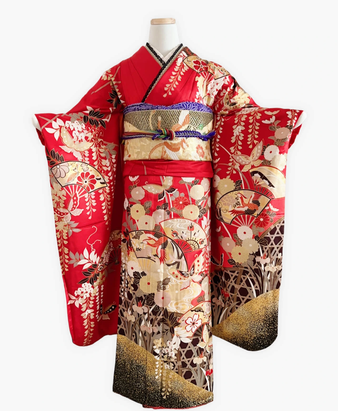 茜色 赤系 暈し染め 駒刺繍 金彩 春秋 蝶 花草 扇 鳳凰振袖 - 画像 1