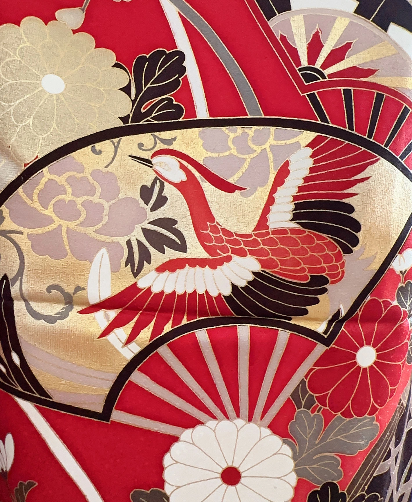 茜色 赤系 暈し染め 駒刺繍 金彩 春秋 蝶 花草 扇 鳳凰振袖 - 画像 7