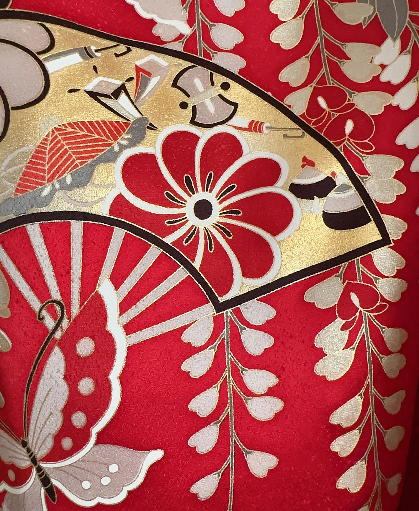 茜色 赤系 暈し染め 駒刺繍 金彩 春秋 蝶 花草 扇 鳳凰振袖 - 画像 8