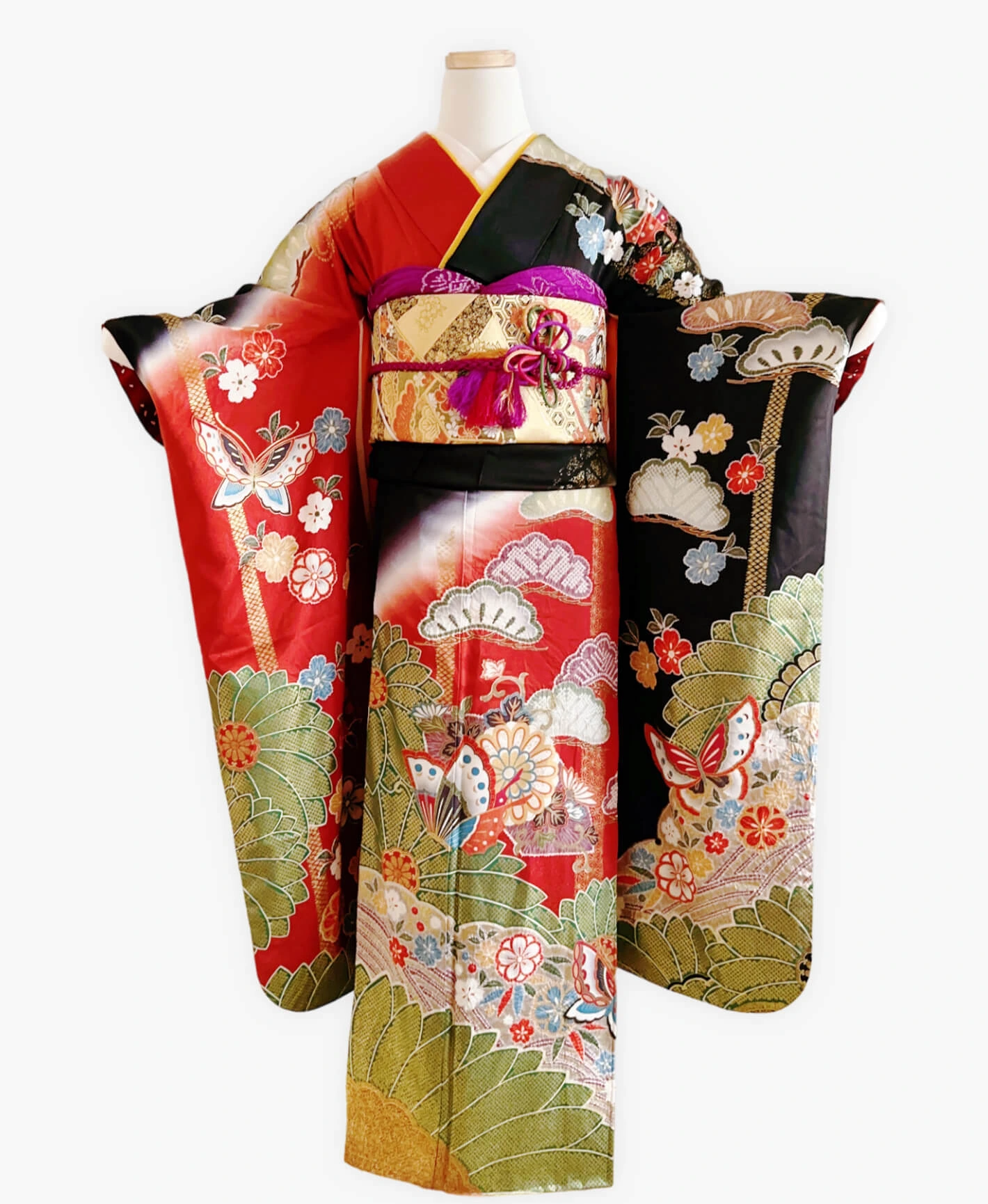 紅海老茶 赤系 暈し染め 駒刺繍 金彩 絞り 松 桜 蝶 振袖レンタル - 画像 1
