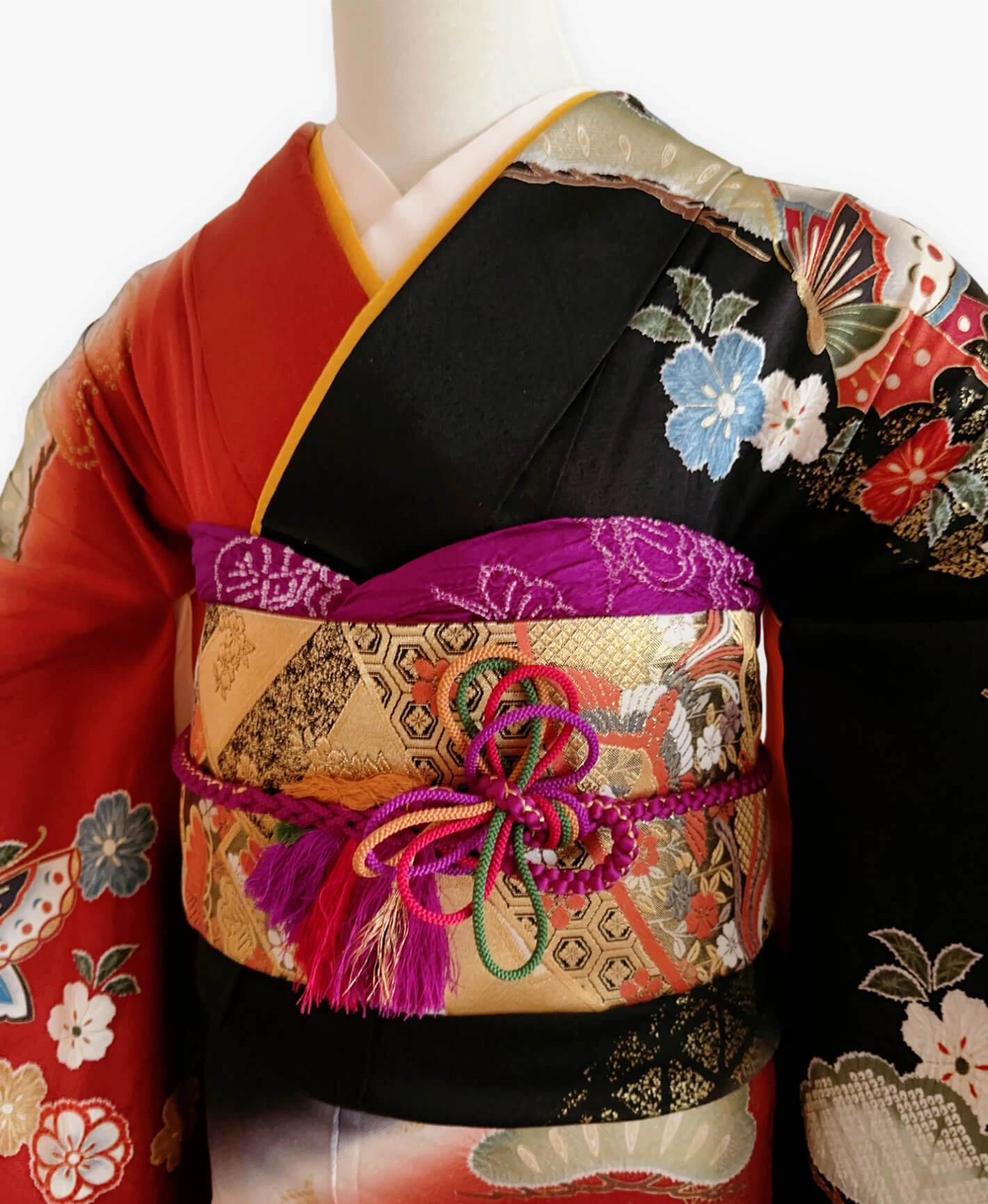 紅海老茶 赤系 暈し染め 駒刺繍 金彩 絞り 松 桜 蝶 振袖レンタル - 画像 3