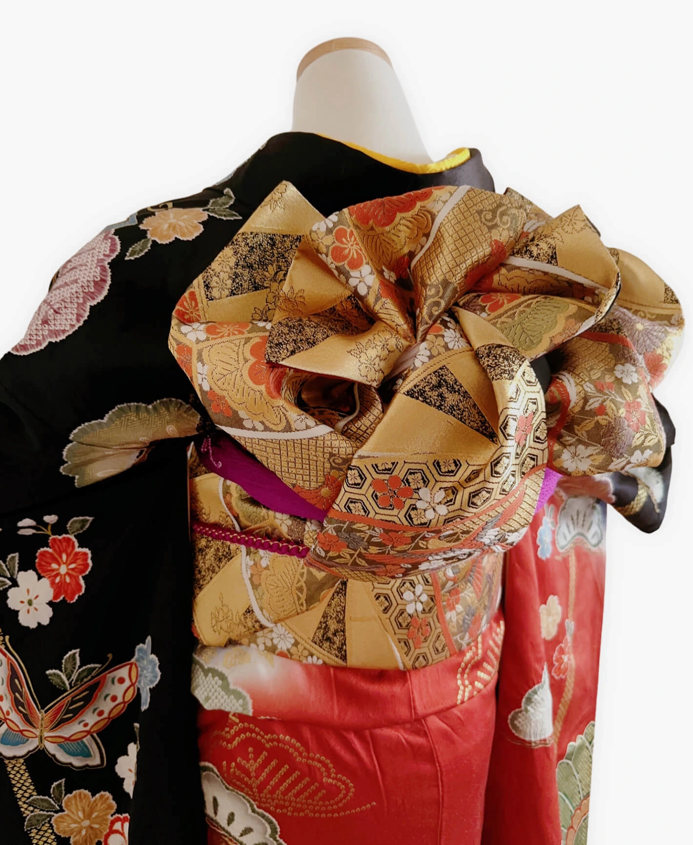 紅海老茶 赤系 暈し染め 駒刺繍 金彩 絞り 松 桜 蝶 振袖レンタル - 画像 4