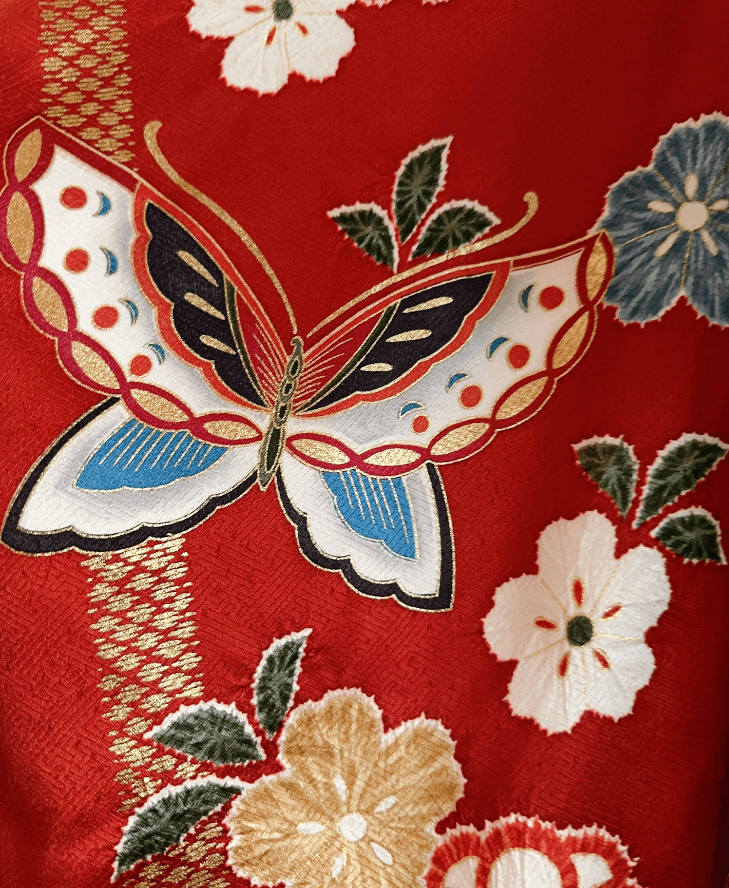 紅海老茶 赤系 暈し染め 駒刺繍 金彩 絞り 松 桜 蝶 振袖レンタル - 画像 6