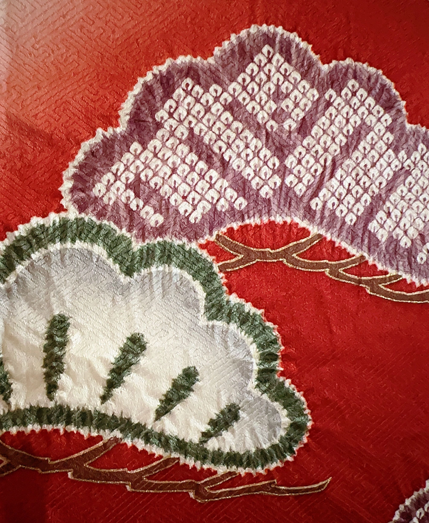 紅海老茶 赤系 暈し染め 駒刺繍 金彩 絞り 松 桜 蝶 振袖レンタル - 画像 7