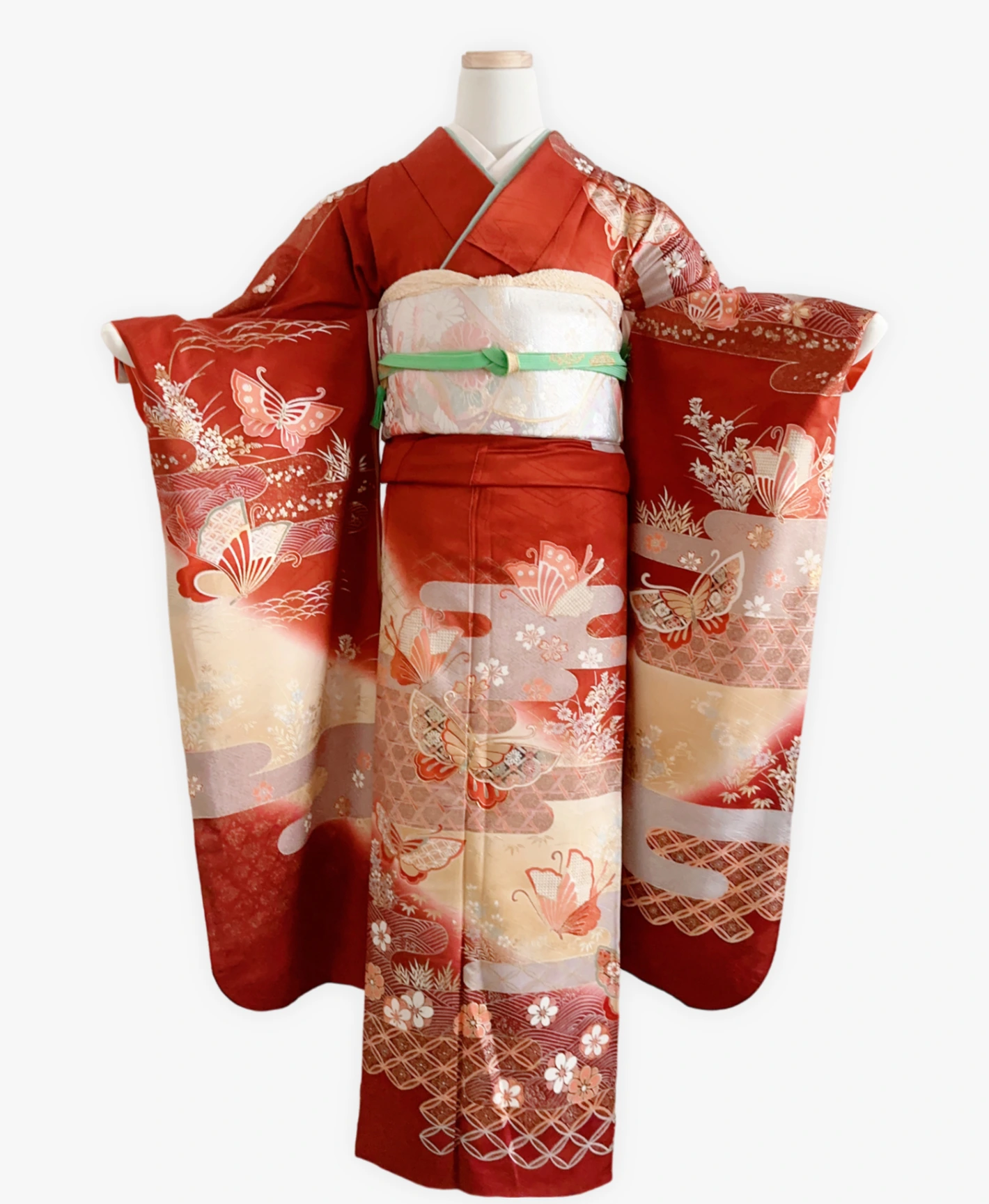 赤丹 赤系 暈し染め 駒刺繍 金彩 蝶 花草 ヱ霞 振袖レンタル - 画像 1