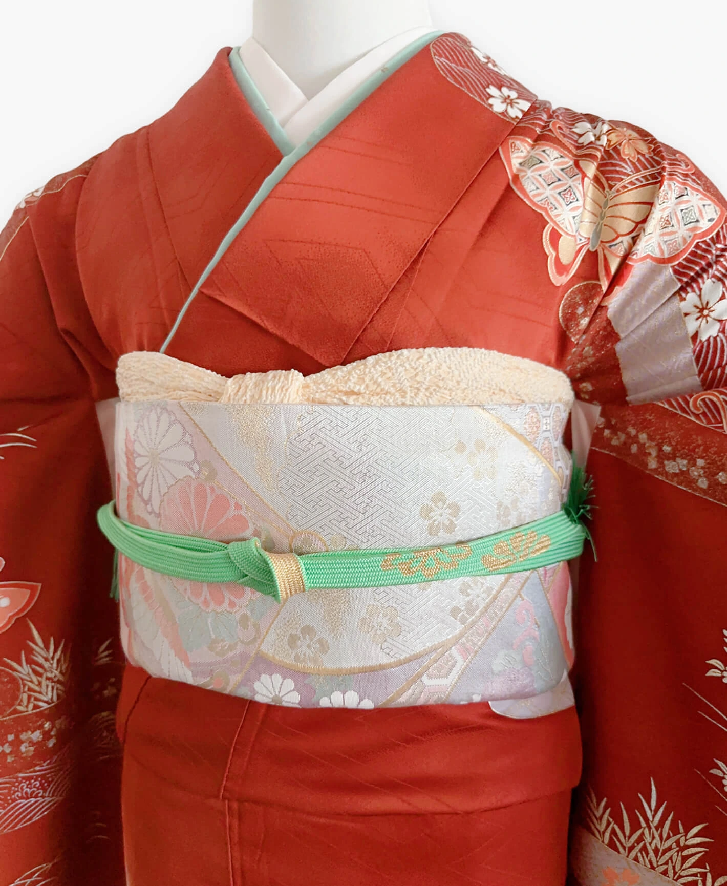 赤丹 赤系 暈し染め 駒刺繍 金彩 蝶 花草 ヱ霞 振袖レンタル - 画像 3