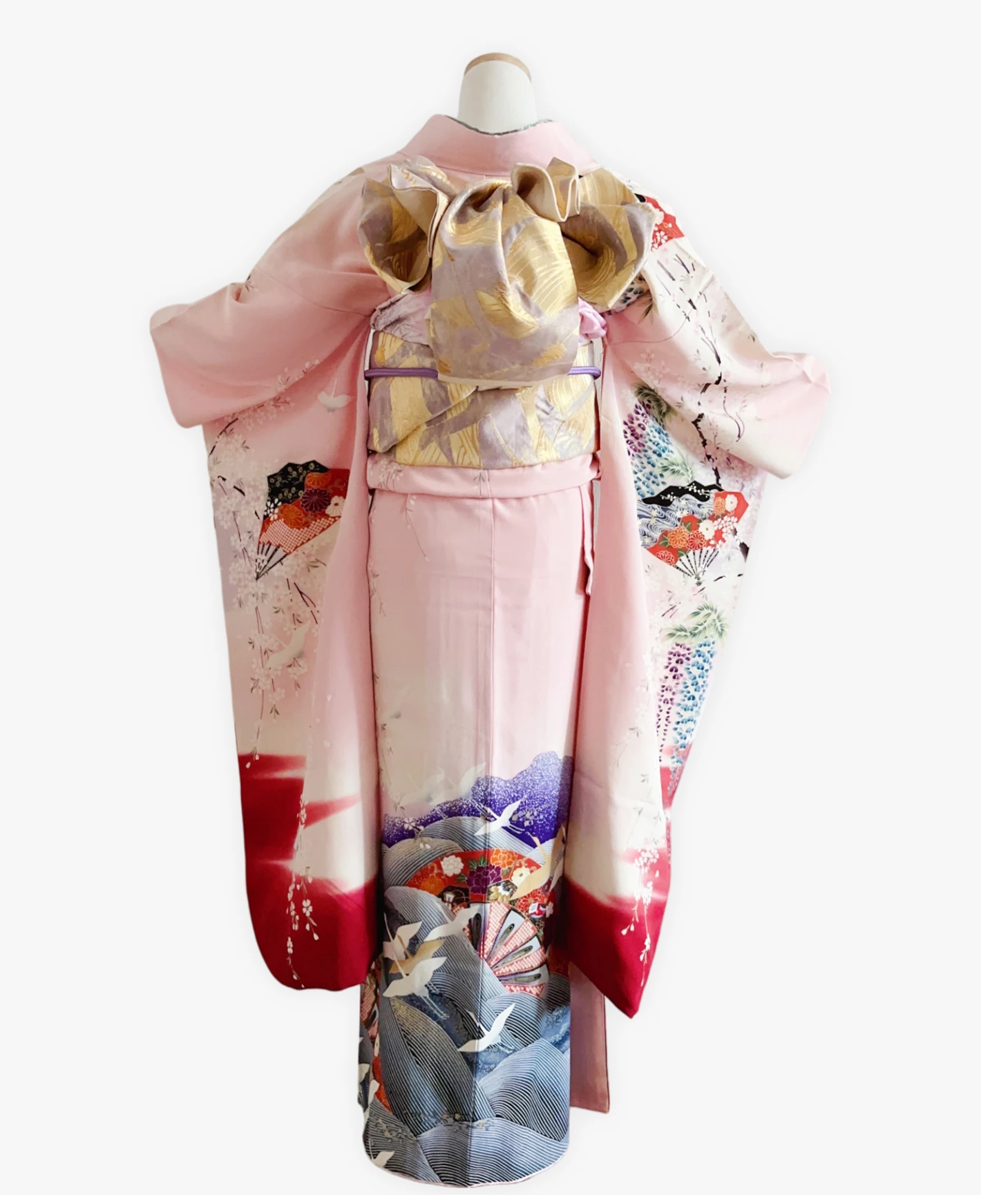撫子色 ピンク系 暈し染め 駒刺繍 金彩 藤 桜 扇 鶴 風景 振袖レンタル - 画像 2