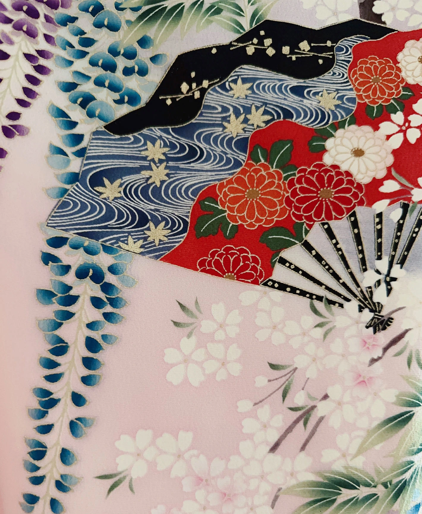 撫子色 ピンク系 暈し染め 駒刺繍 金彩 藤 桜 扇 鶴 風景 振袖レンタル - 画像 7