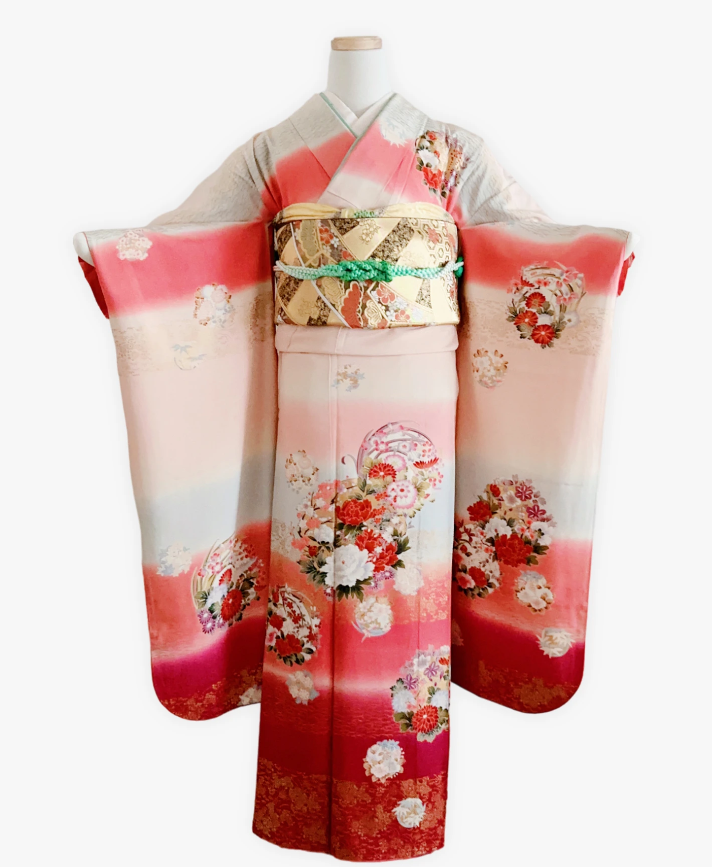灰桜 ピンク系 暈し染め 金彩 花草 雪輪 振袖レンタル - 画像 1
