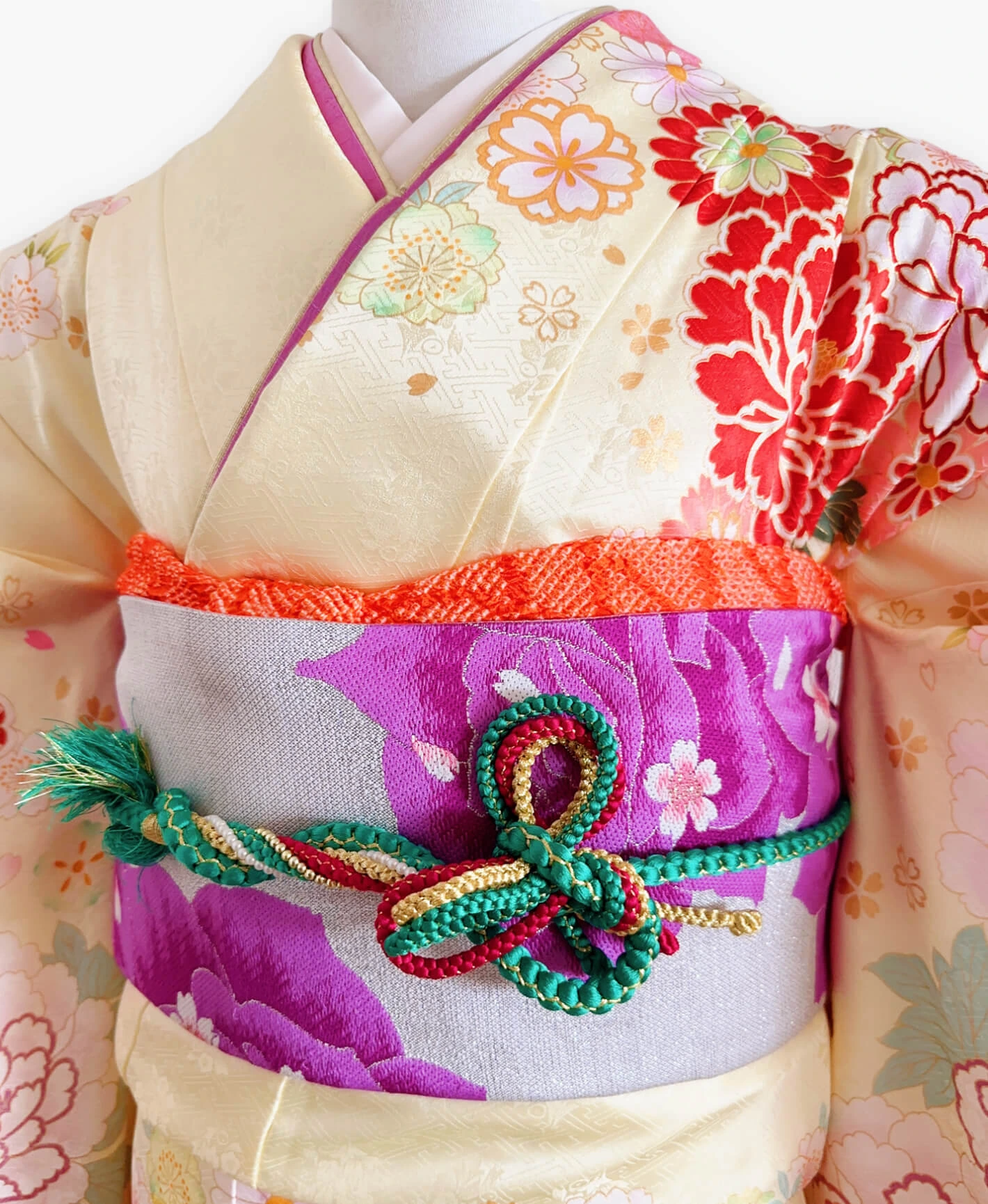 鳥の子色 黄系 暈し染め 駒刺繍 金彩 牡丹 菊 花草 流水 振袖レンタル - 画像 3