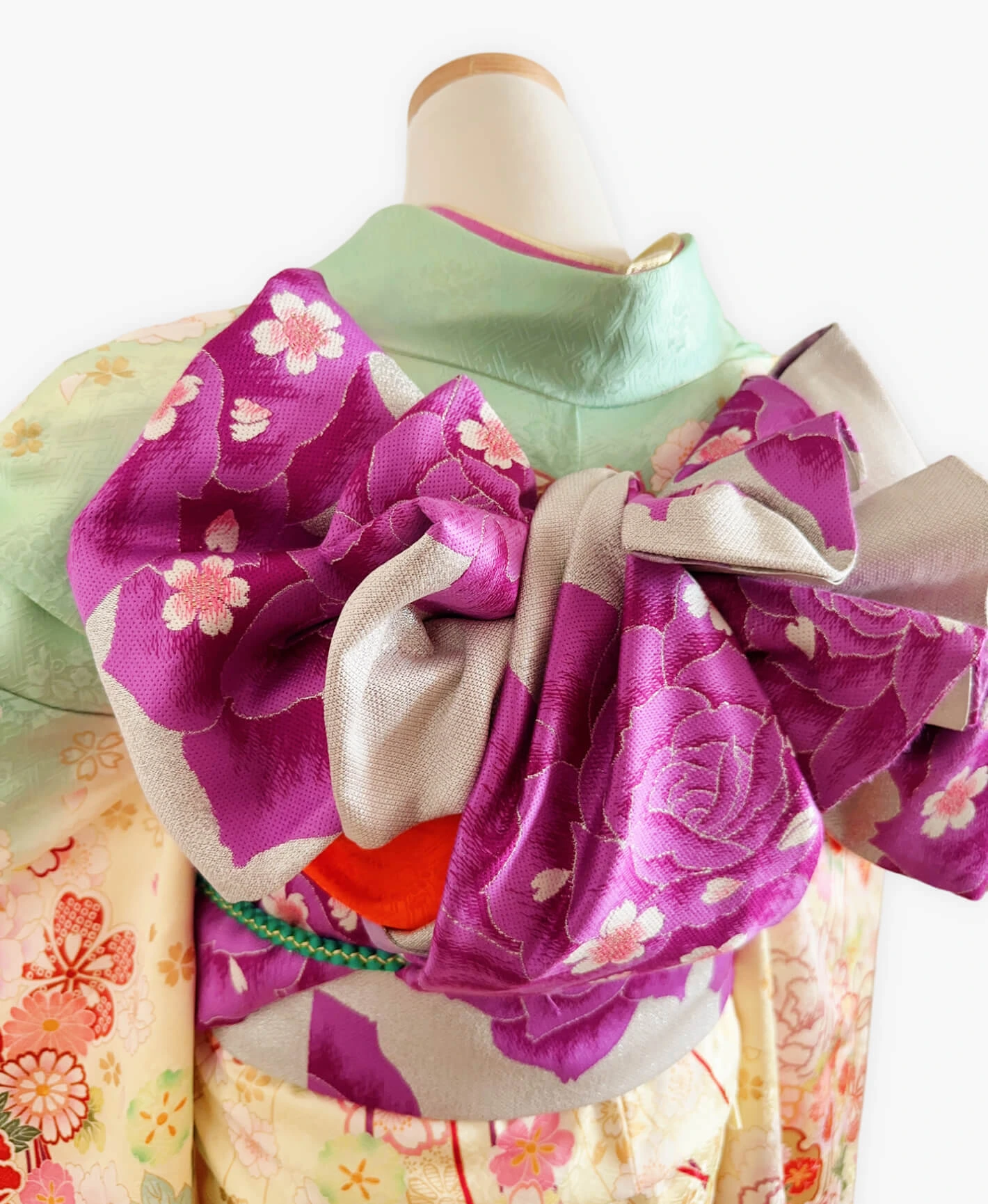 鳥の子色 黄系 暈し染め 駒刺繍 金彩 牡丹 菊 花草 流水 振袖レンタル - 画像 4