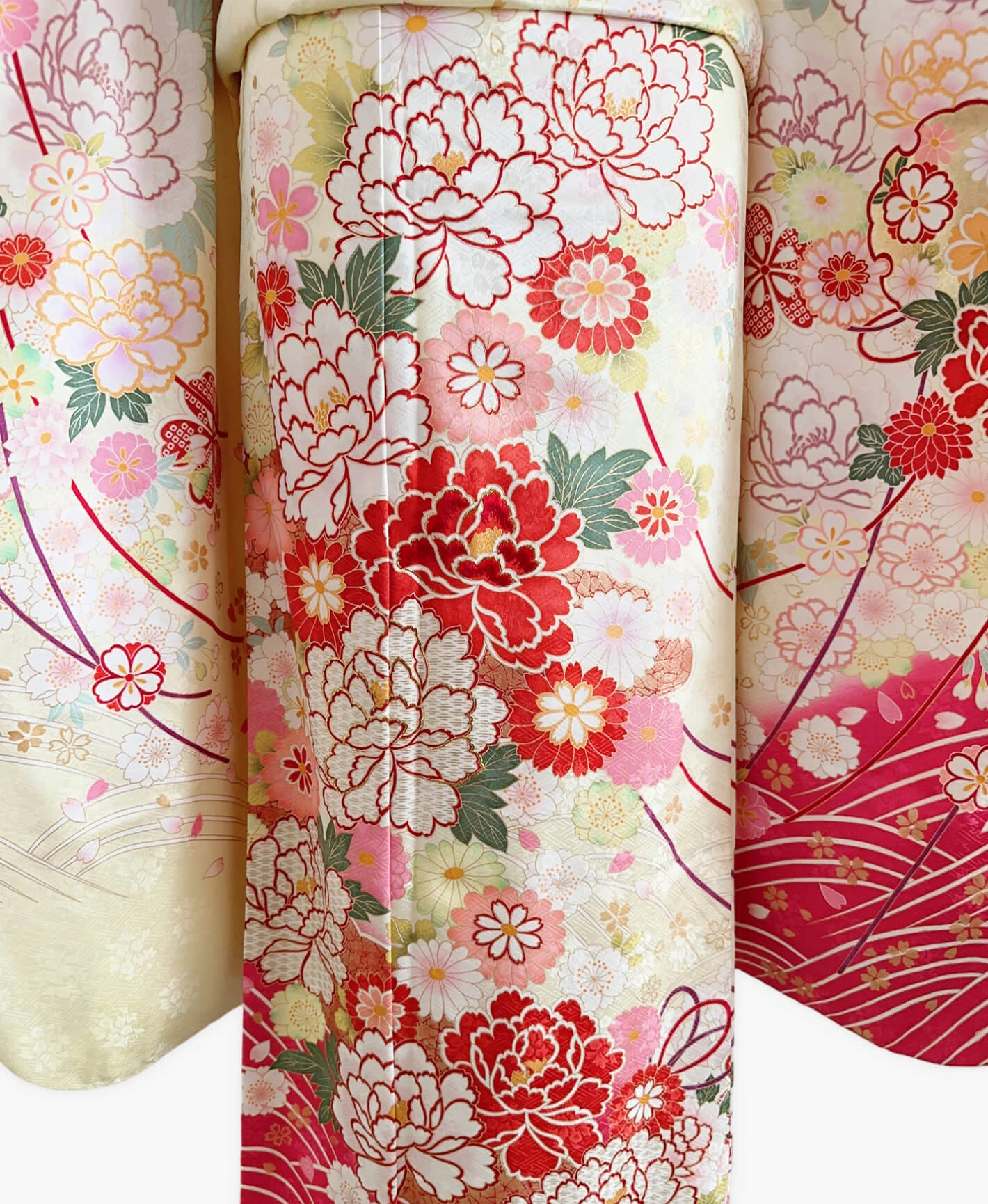 鳥の子色 黄系 暈し染め 駒刺繍 金彩 牡丹 菊 花草 流水 振袖レンタル - 画像 5