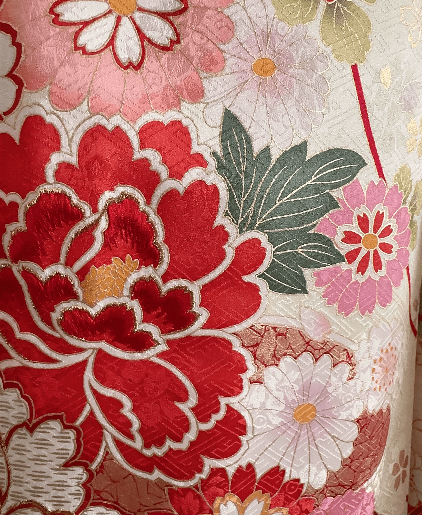 鳥の子色 黄系 暈し染め 駒刺繍 金彩 牡丹 菊 花草 流水 振袖レンタル - 画像 6