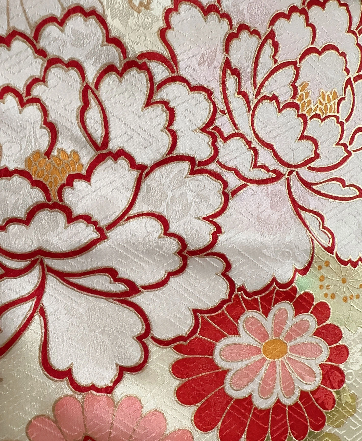 鳥の子色 黄系 暈し染め 駒刺繍 金彩 牡丹 菊 花草 流水 振袖レンタル - 画像 9