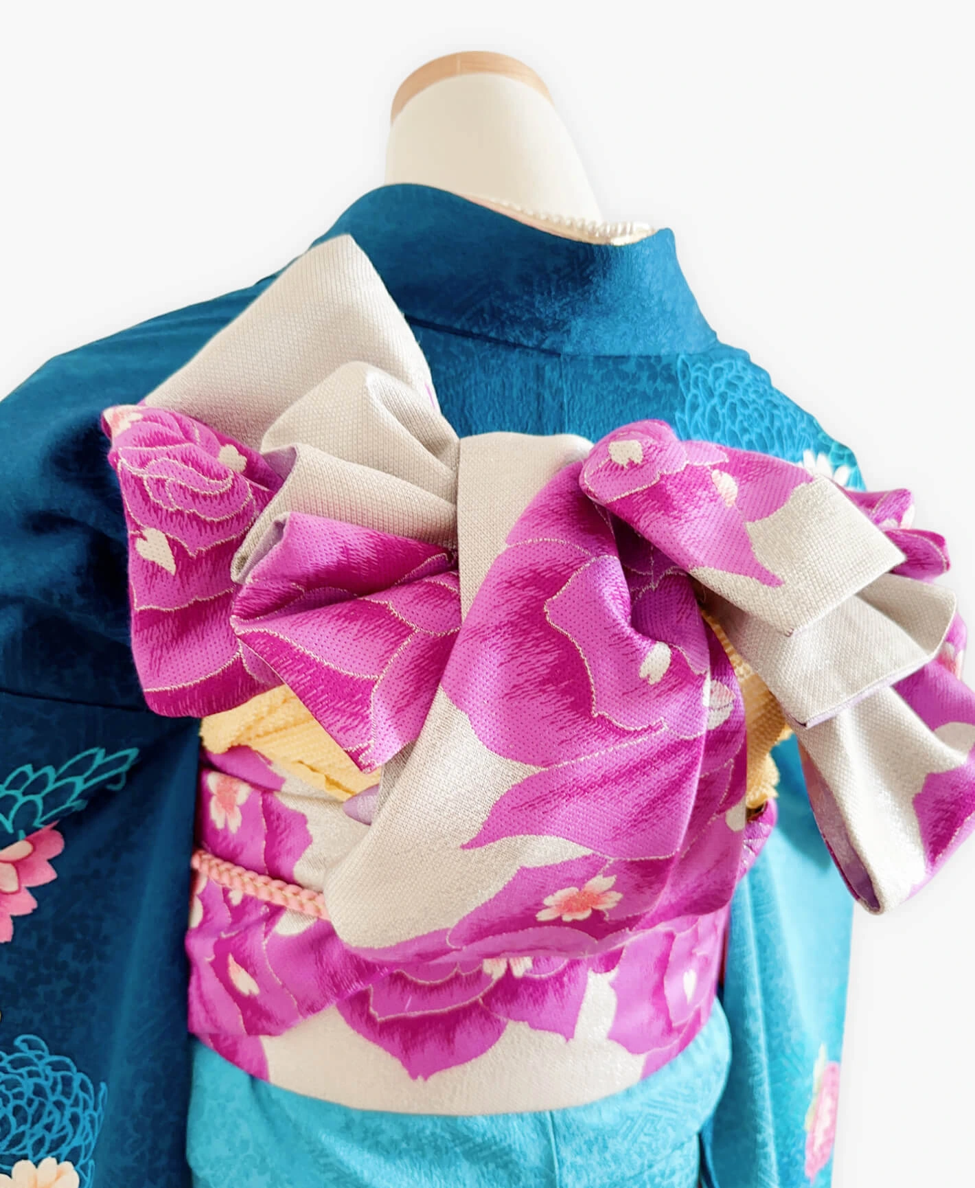 縹色 青系 暈し染め 金彩 手描き 菊 桜 雪輪 振袖レンタル - 画像 4