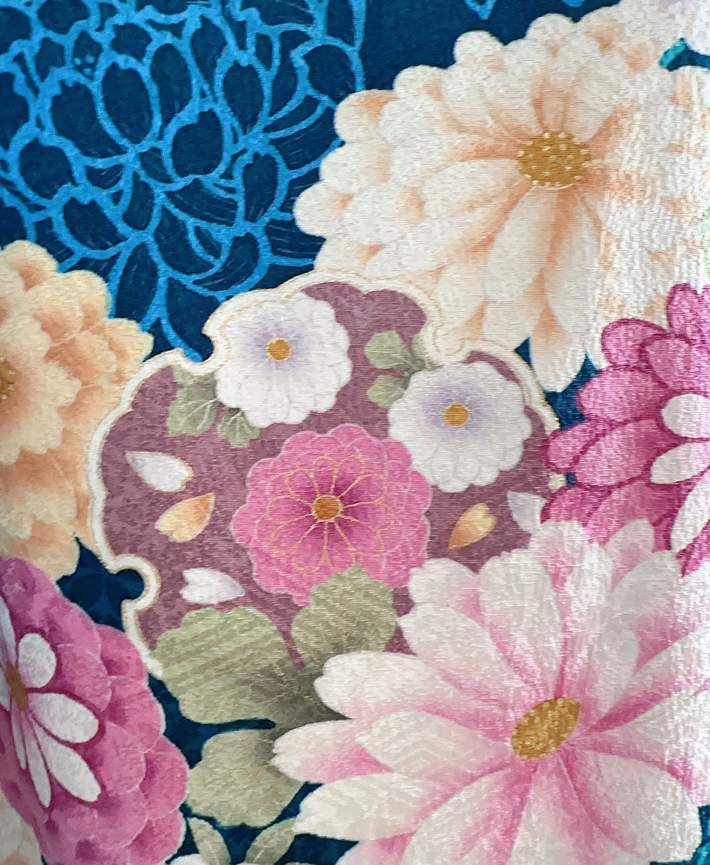 縹色 青系 暈し染め 金彩 手描き 菊 桜 雪輪 振袖レンタル - 画像 9