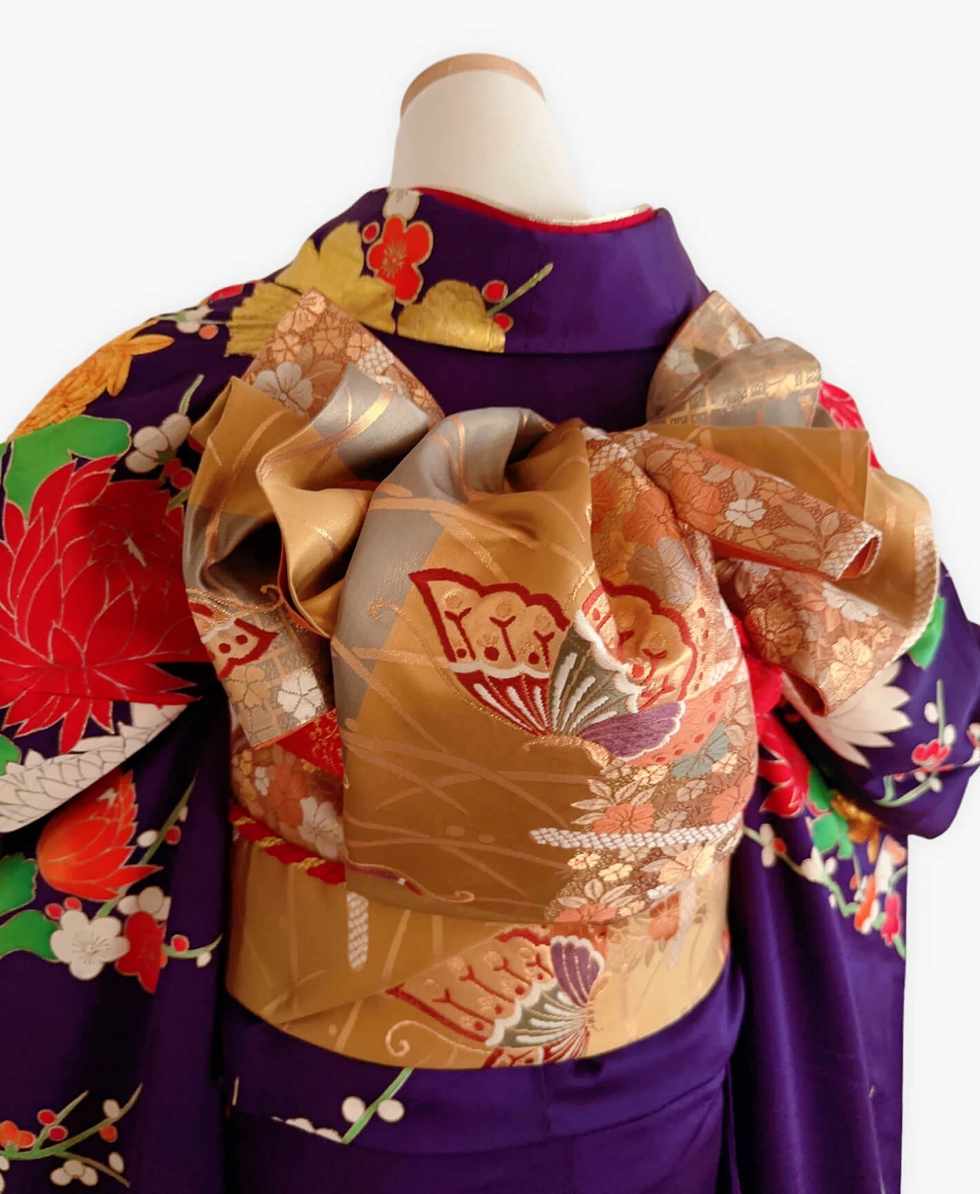 葡萄色 紫系 暈し染め 駒刺繍 金彩 菊 花草 振袖レンタル - 画像 4
