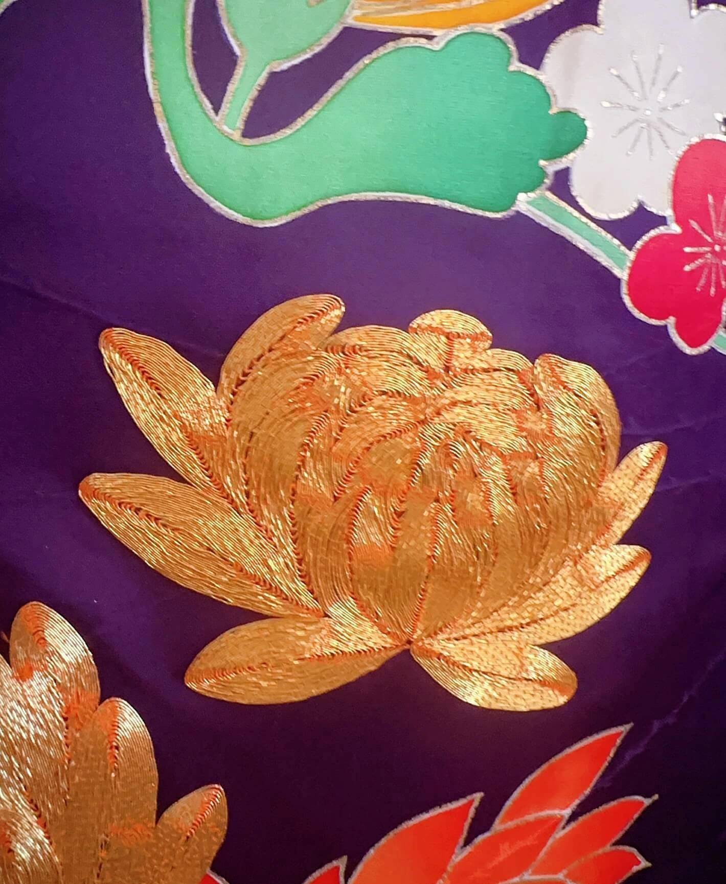 葡萄色 紫系 暈し染め 駒刺繍 金彩 菊 花草 振袖レンタル - 画像 6