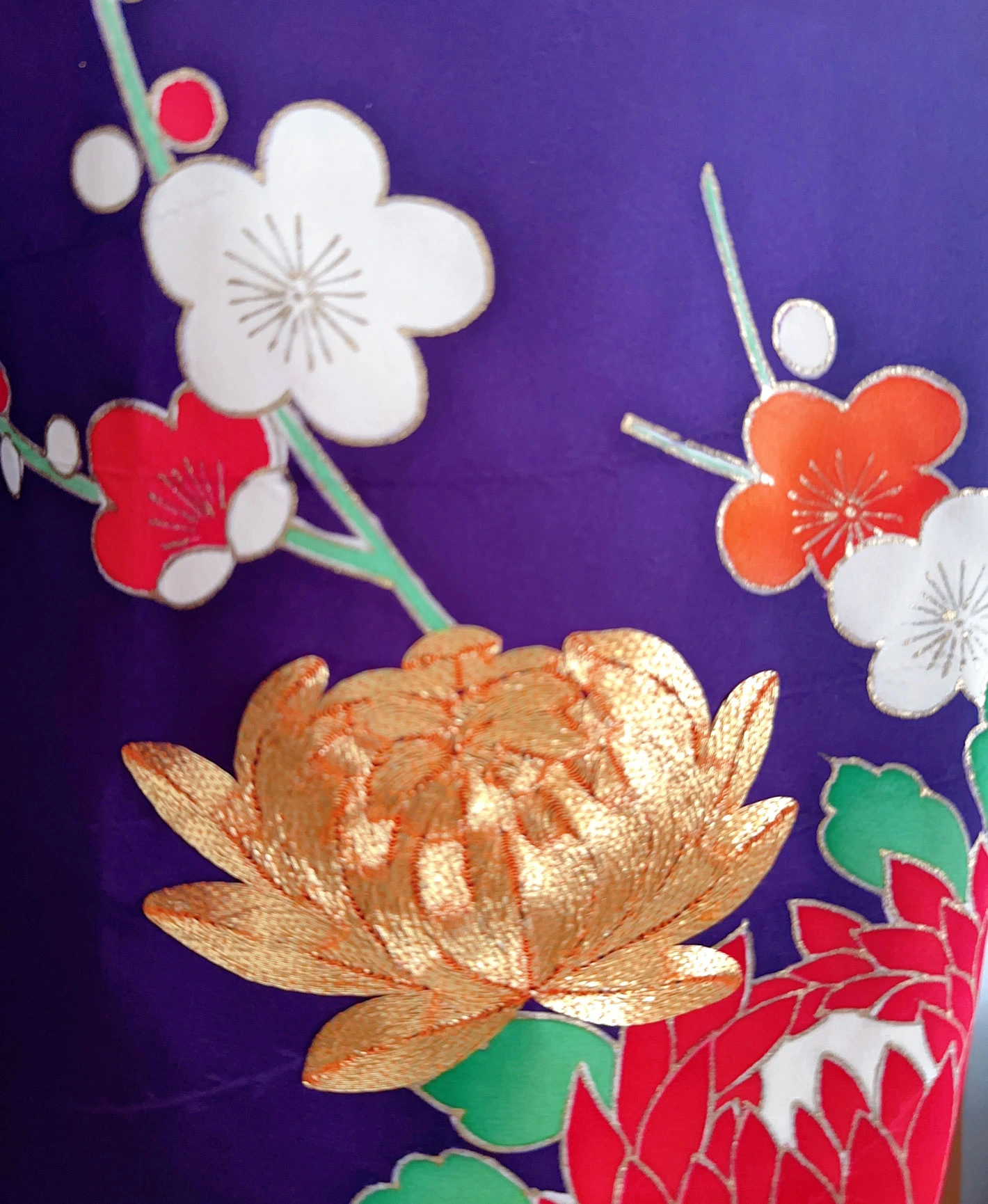 葡萄色 紫系 暈し染め 駒刺繍 金彩 菊 花草 振袖レンタル - 画像 8