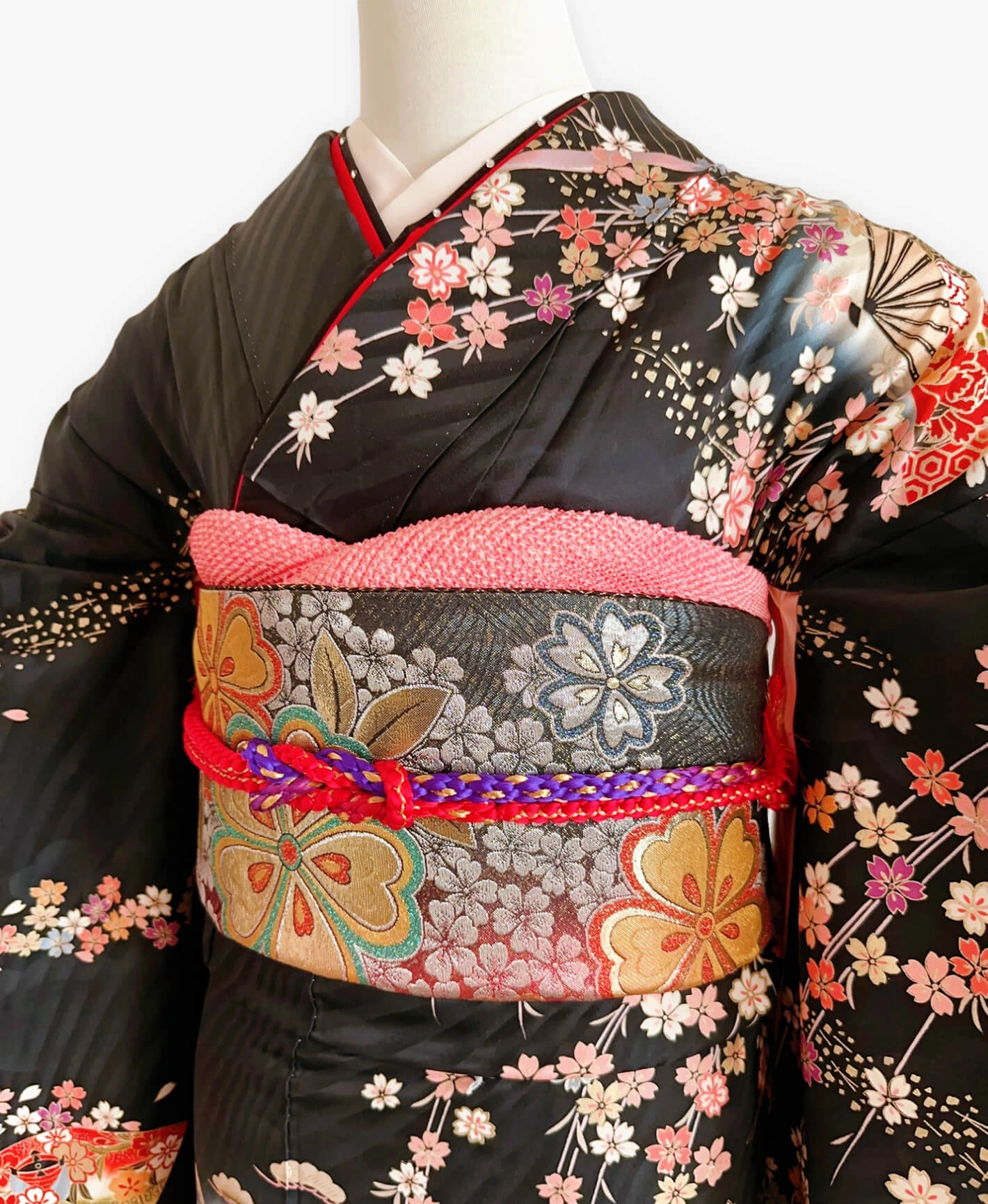 蝋色 黒系 暈し染め 駒刺繍 金彩 垂枝れ桜 扇 花草 振袖レンタル - 画像 3