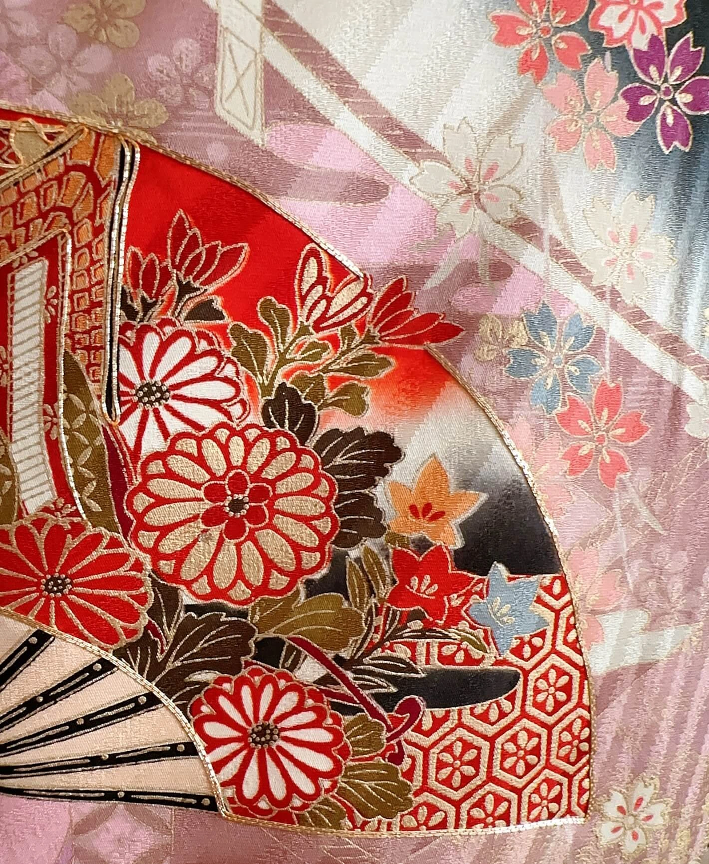 蝋色 黒系 暈し染め 駒刺繍 金彩 垂枝れ桜 扇 花草 振袖レンタル - 画像 6