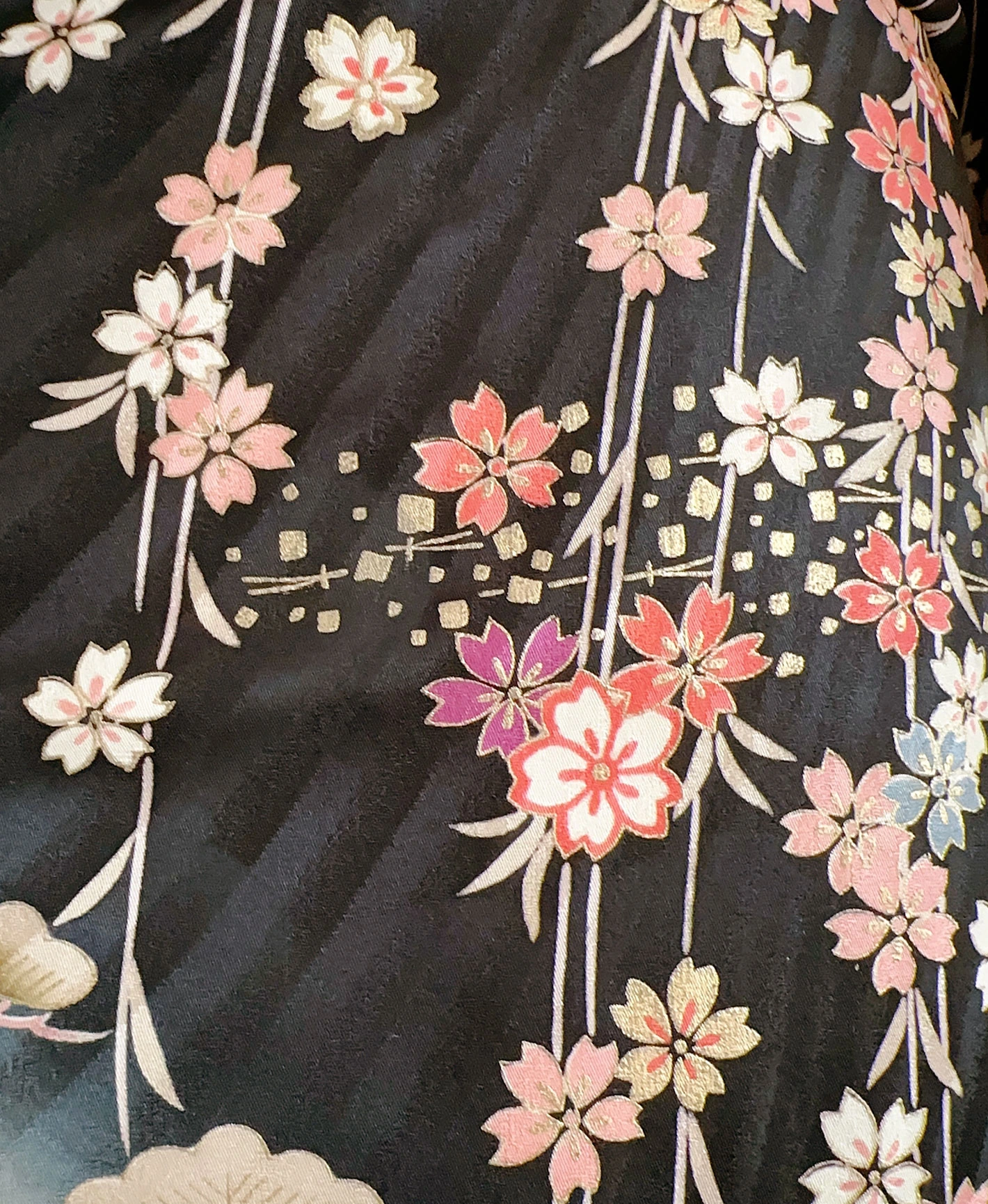 蝋色 黒系 暈し染め 駒刺繍 金彩 垂枝れ桜 扇 花草 振袖レンタル - 画像 7