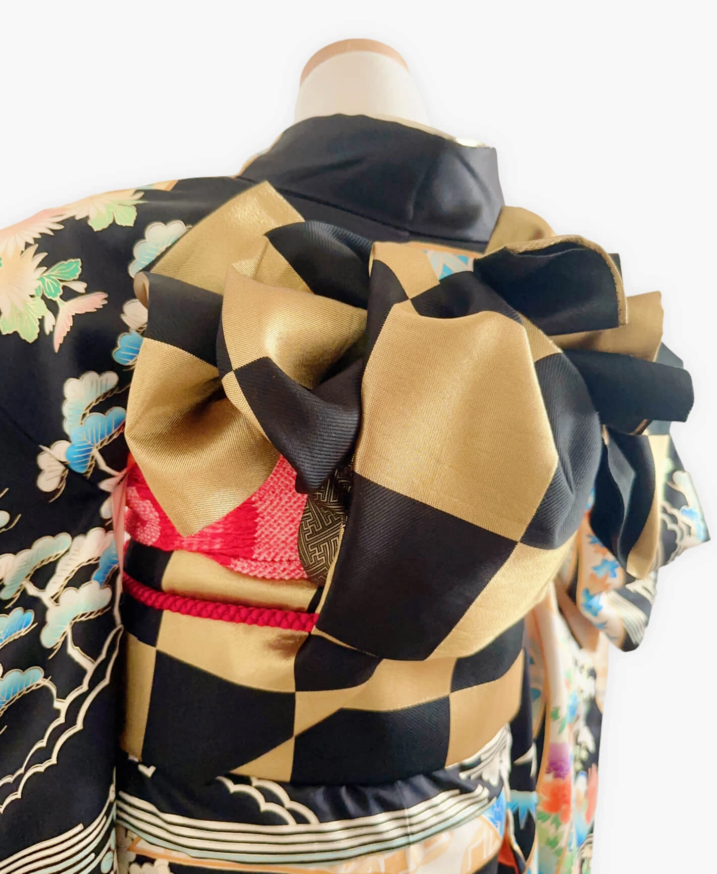 烏羽色 黒系 暈し染め 駒刺繍 金彩 熨斗 吉祥文 振袖レンタル - 画像 4