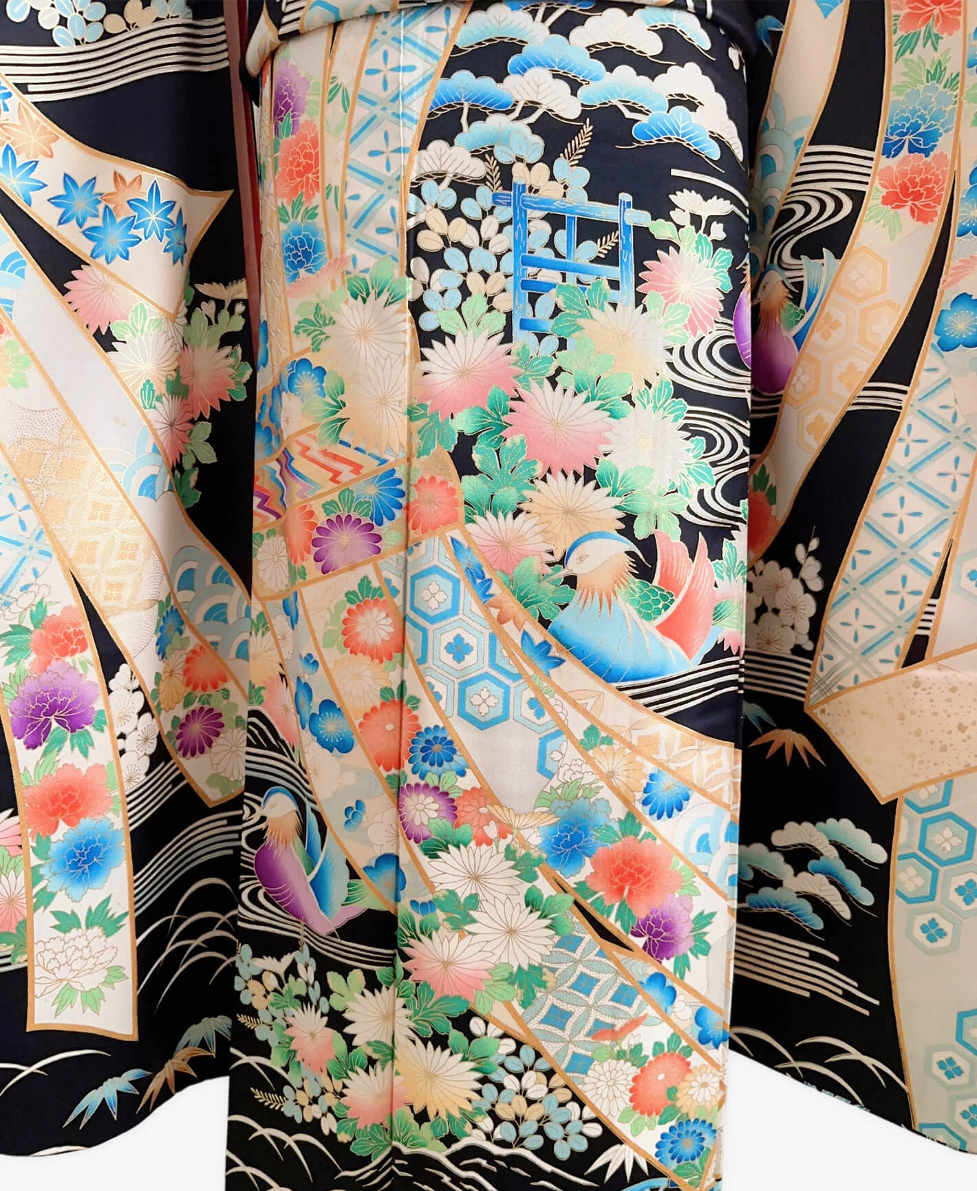 烏羽色 黒系 暈し染め 駒刺繍 金彩 熨斗 吉祥文 振袖レンタル - 画像 5