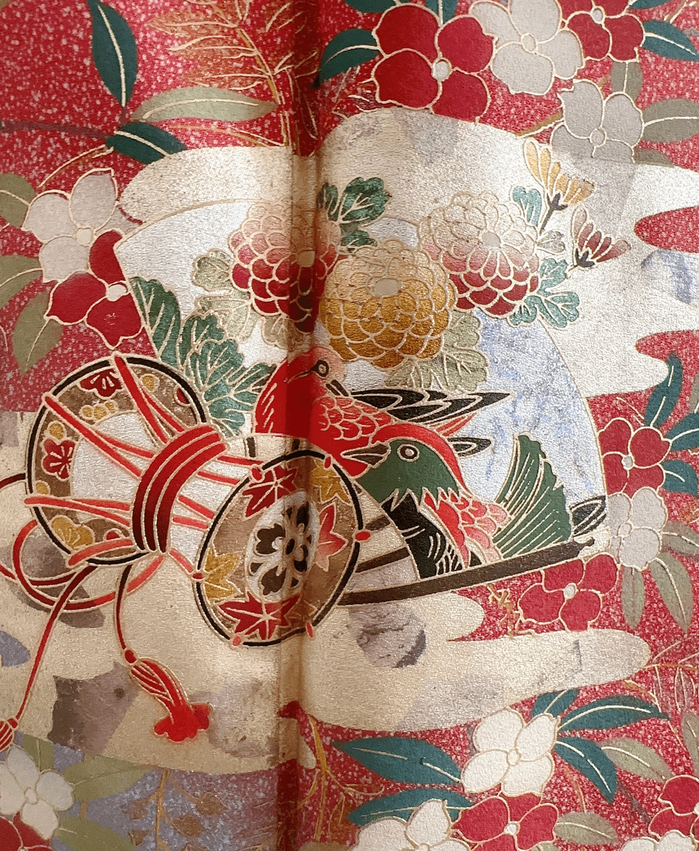 緋色 赤系 暈し染め 駒刺繍 金彩 鼓 扇 花草 訪問着レンタル - 画像 6