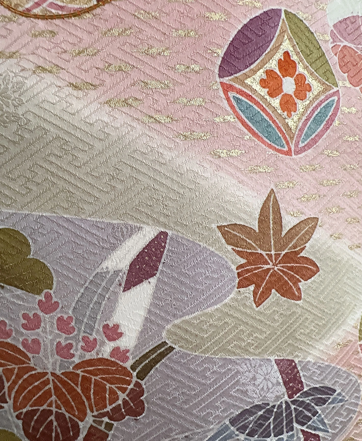洗朱 ピンク系 駒刺繍 暈し染め 金彩 雲取り飛鶴吉祥花筏文 訪問着 - 画像 7