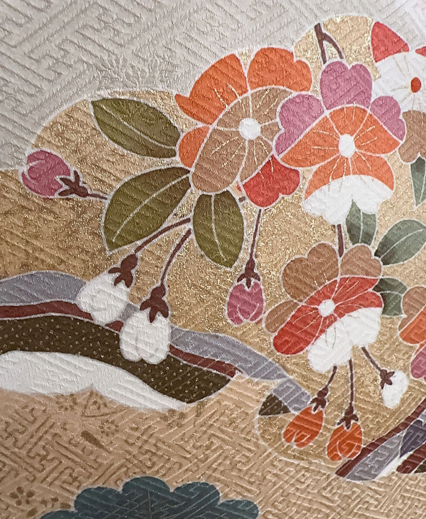 洗朱 ピンク系 駒刺繍 暈し染め 金彩 雲取り飛鶴吉祥花筏文 訪問着 - 画像 8