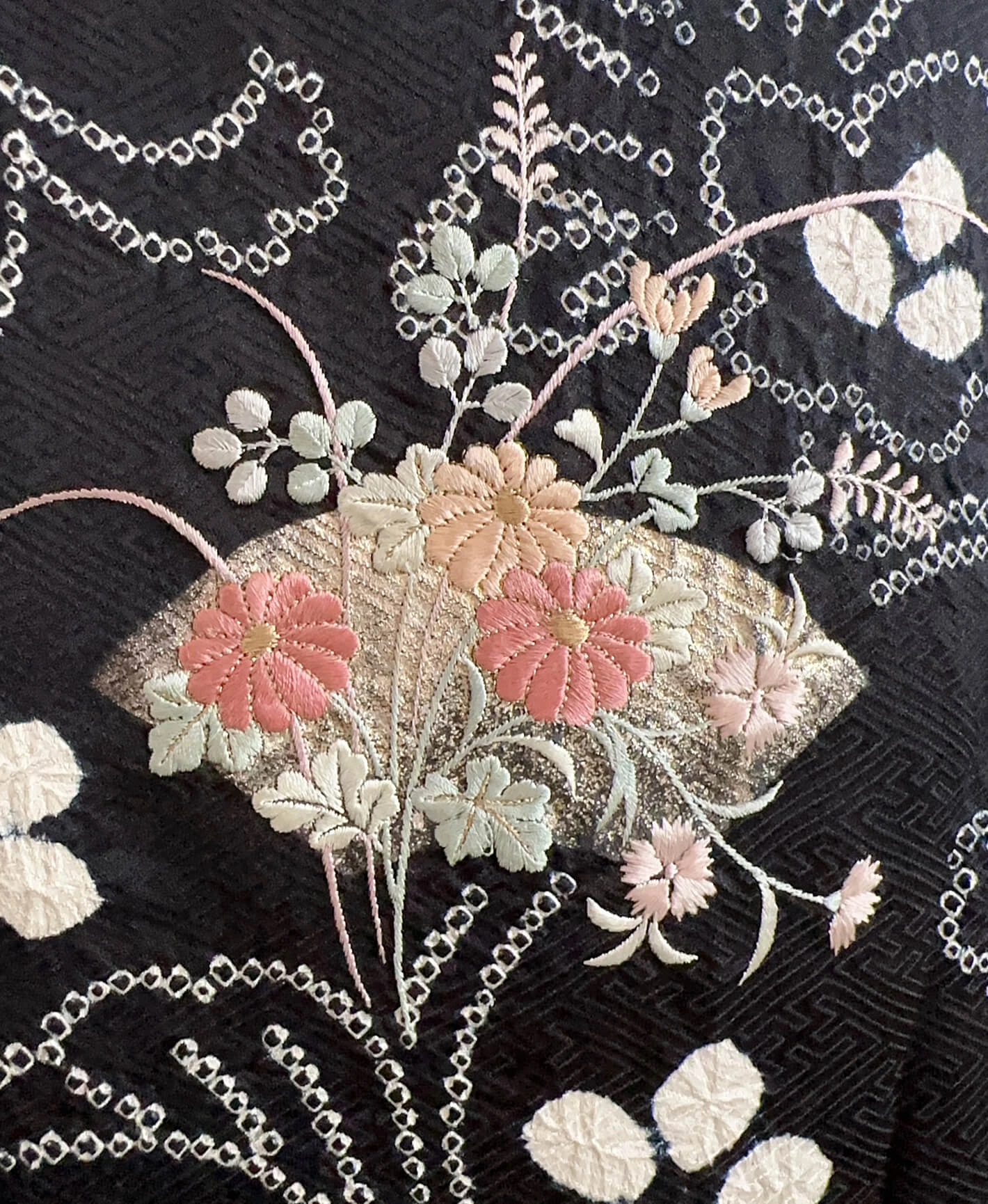 濡羽色 黒系 刺繍 絞り 扇面 唐花草 訪問着 - 画像 6