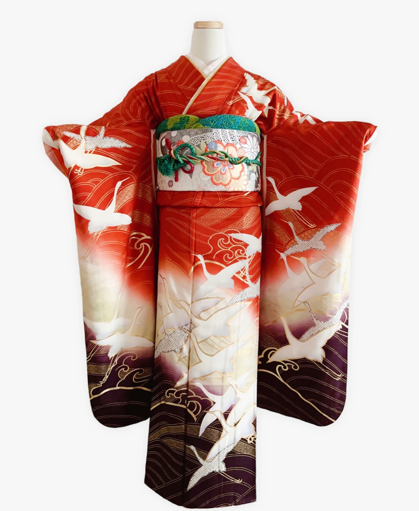赤丹 赤系 暈し染め 駒刺繍 金彩 波頭 飛鶴 振袖レンタル - 画像 1